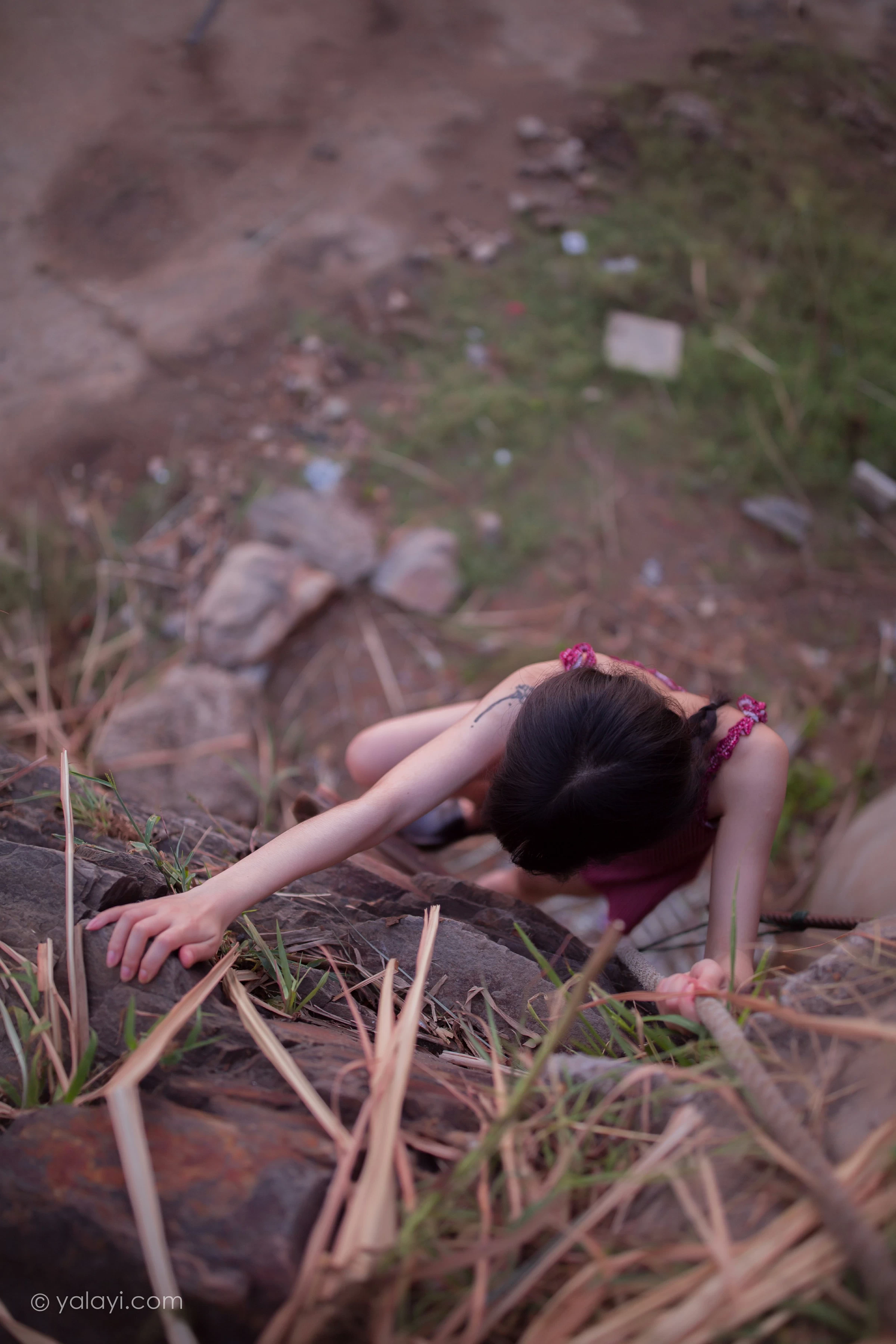 [YALAYI雅拉伊]NO.700 《杨柳岸》 周周 红色吊带连衣裙写真第14张