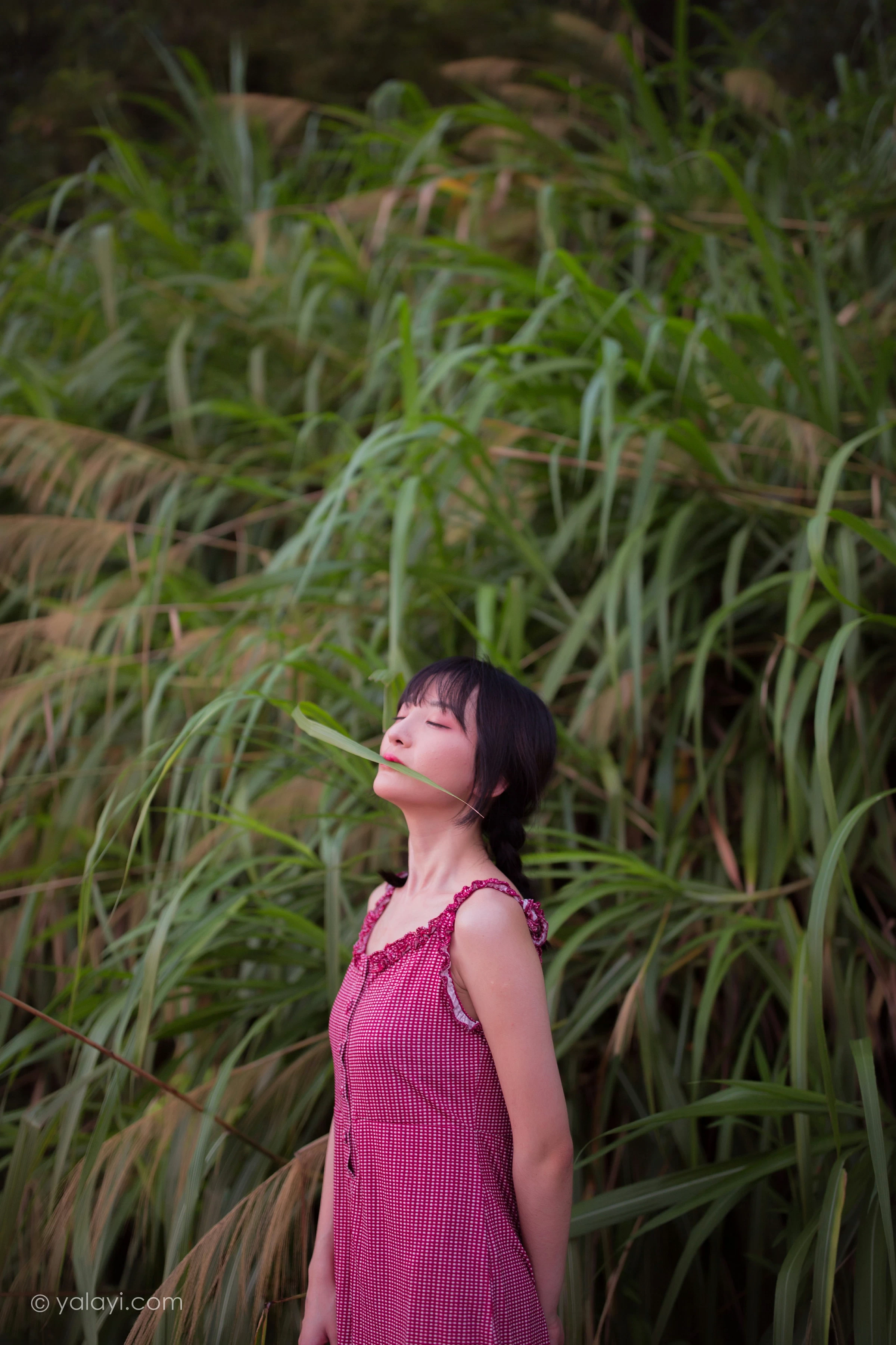 [YALAYI雅拉伊]NO.700 《杨柳岸》 周周 红色吊带连衣裙写真第15张