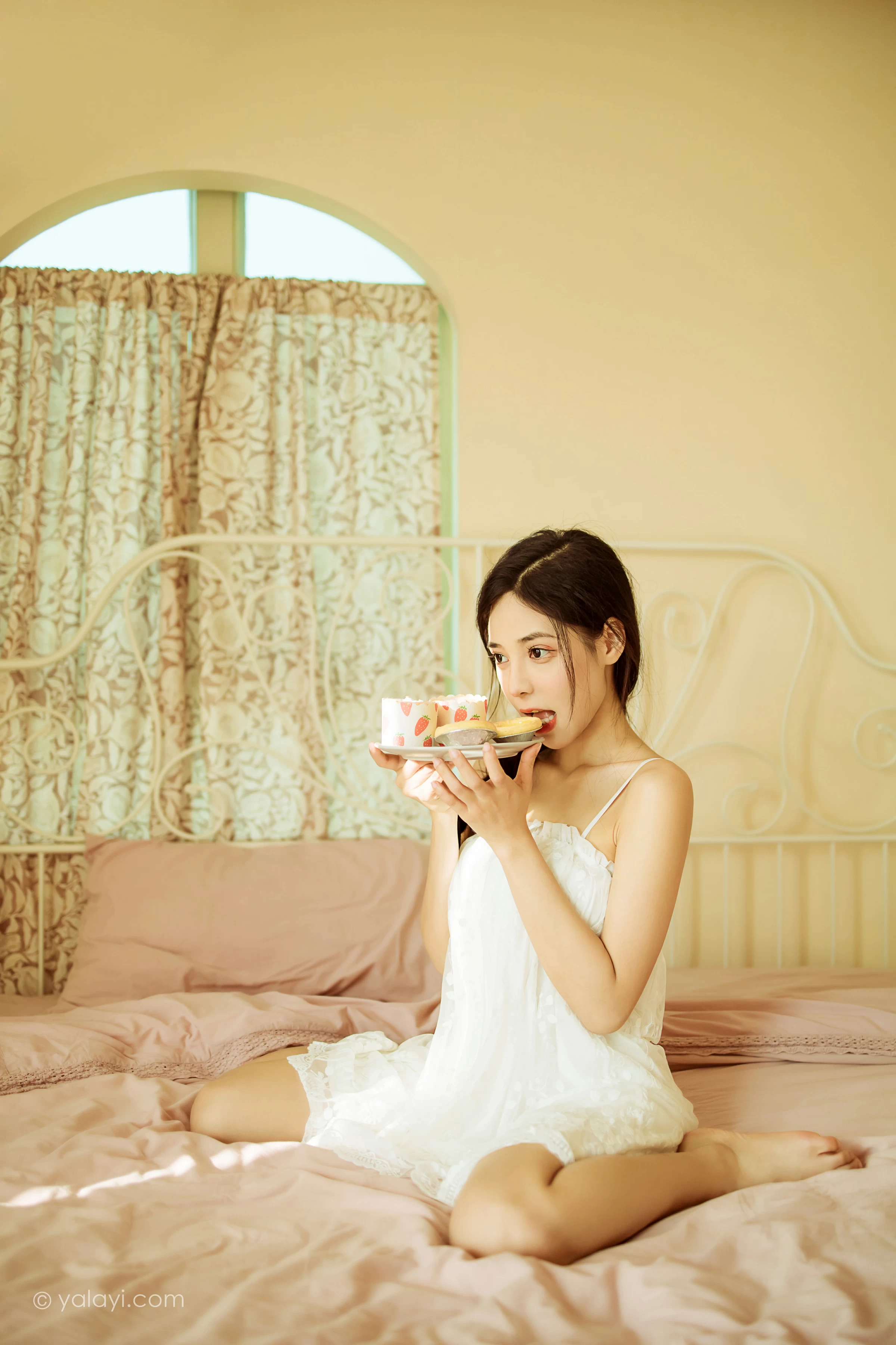 [YALAYI雅拉伊]2022.01.21 有一点生气 诗咏 白色吊带连衣裙性感写真集第14张