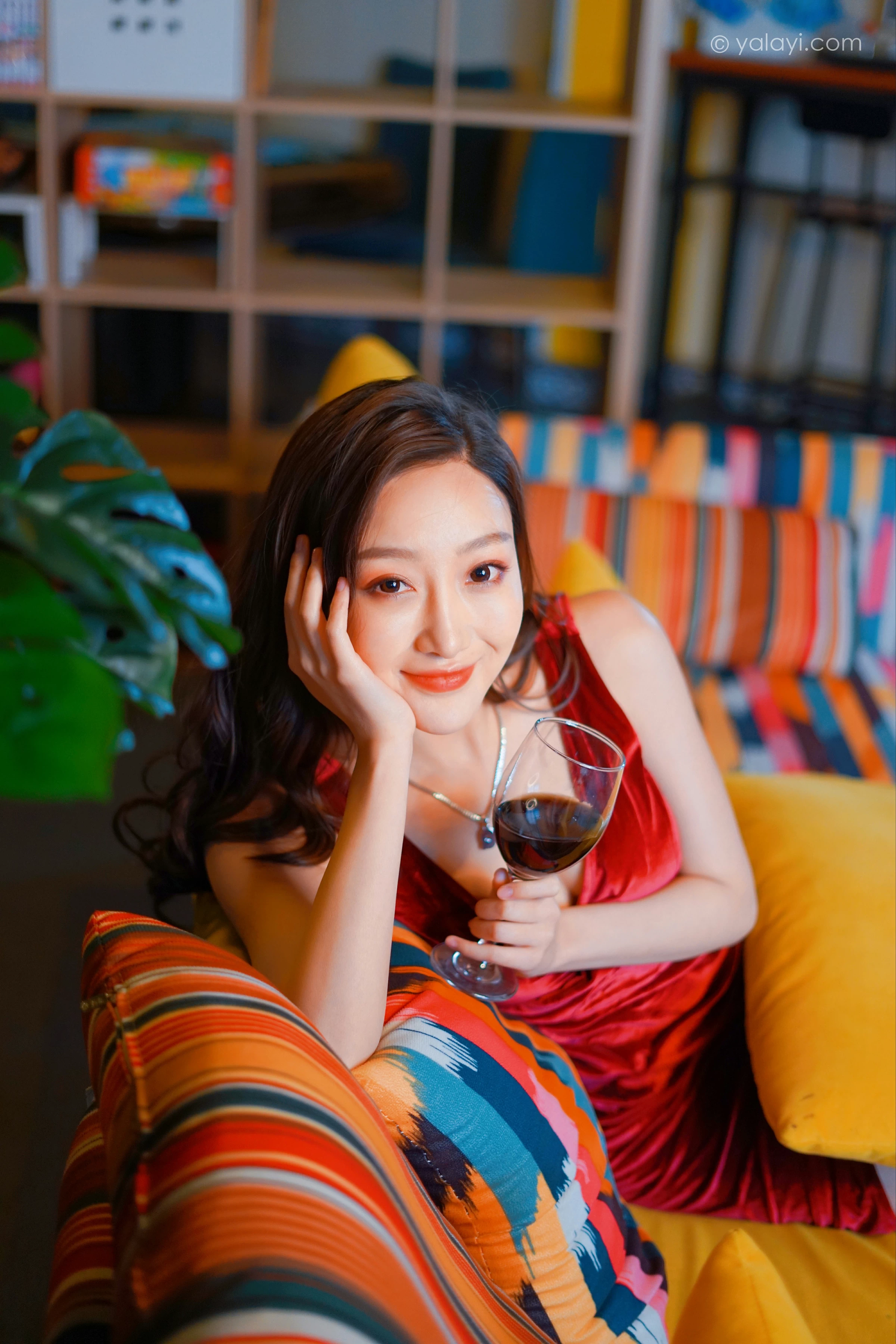 [YALAYI雅拉伊]2021.12.16 美人一笑也倾城 蕊思 红色连身礼服裙性感休闲写真集第4张