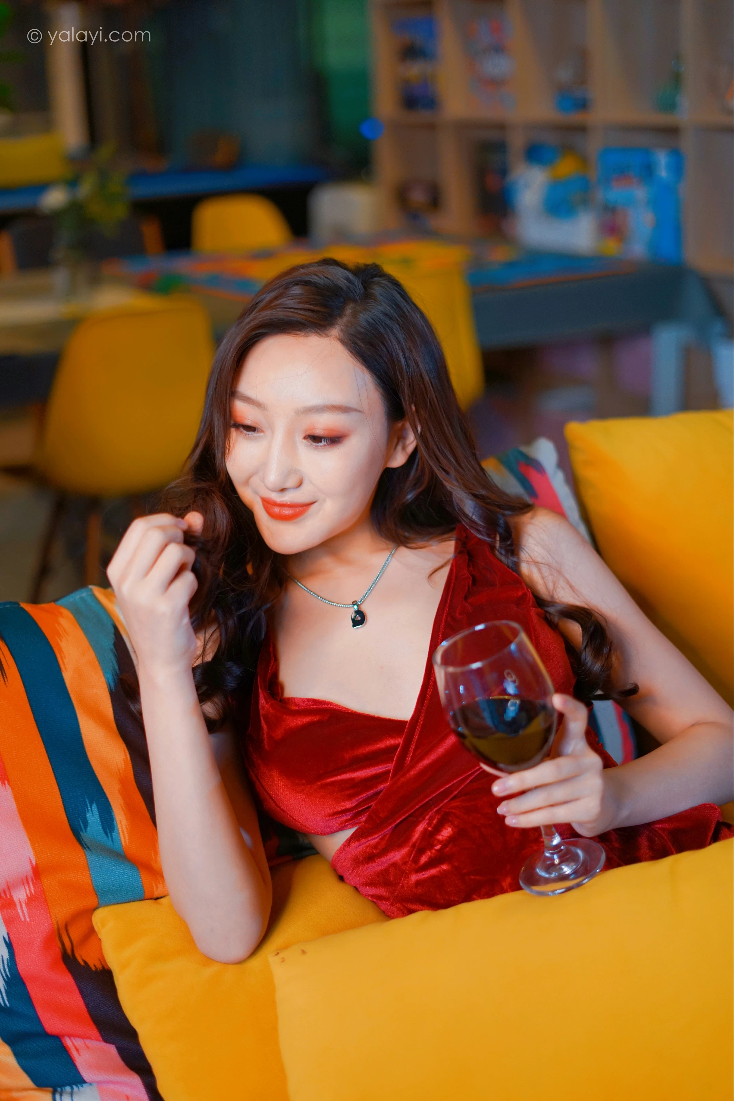 [YALAYI雅拉伊]2021.12.16 美人一笑也倾城 蕊思 红色连身礼服裙性感休闲写真集第10张