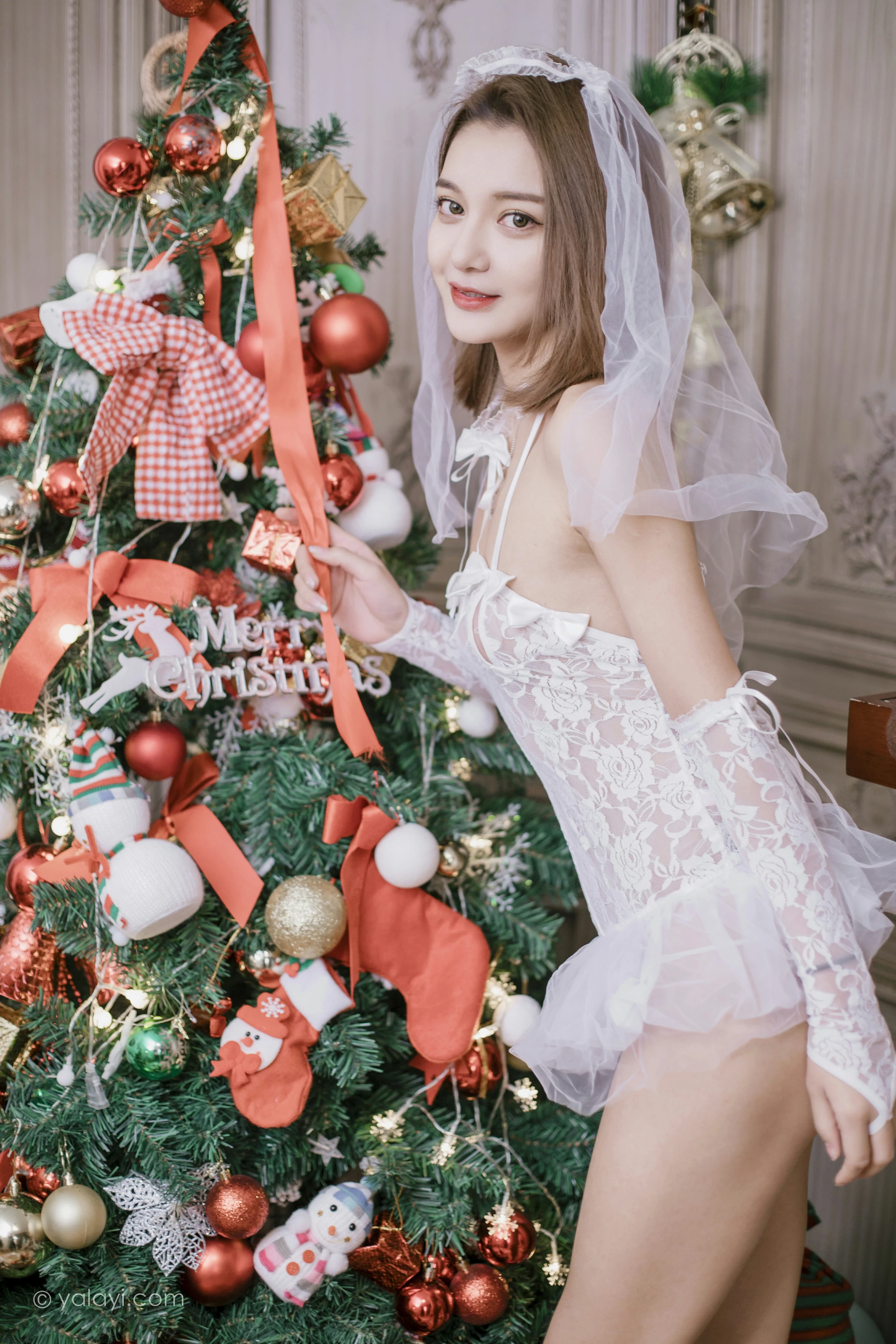 [YALAYI雅拉伊]NO.741 《一起圣诞》 梓杨 白色透视情趣婚纱与红色塑身内衣性感私房写真集第4张