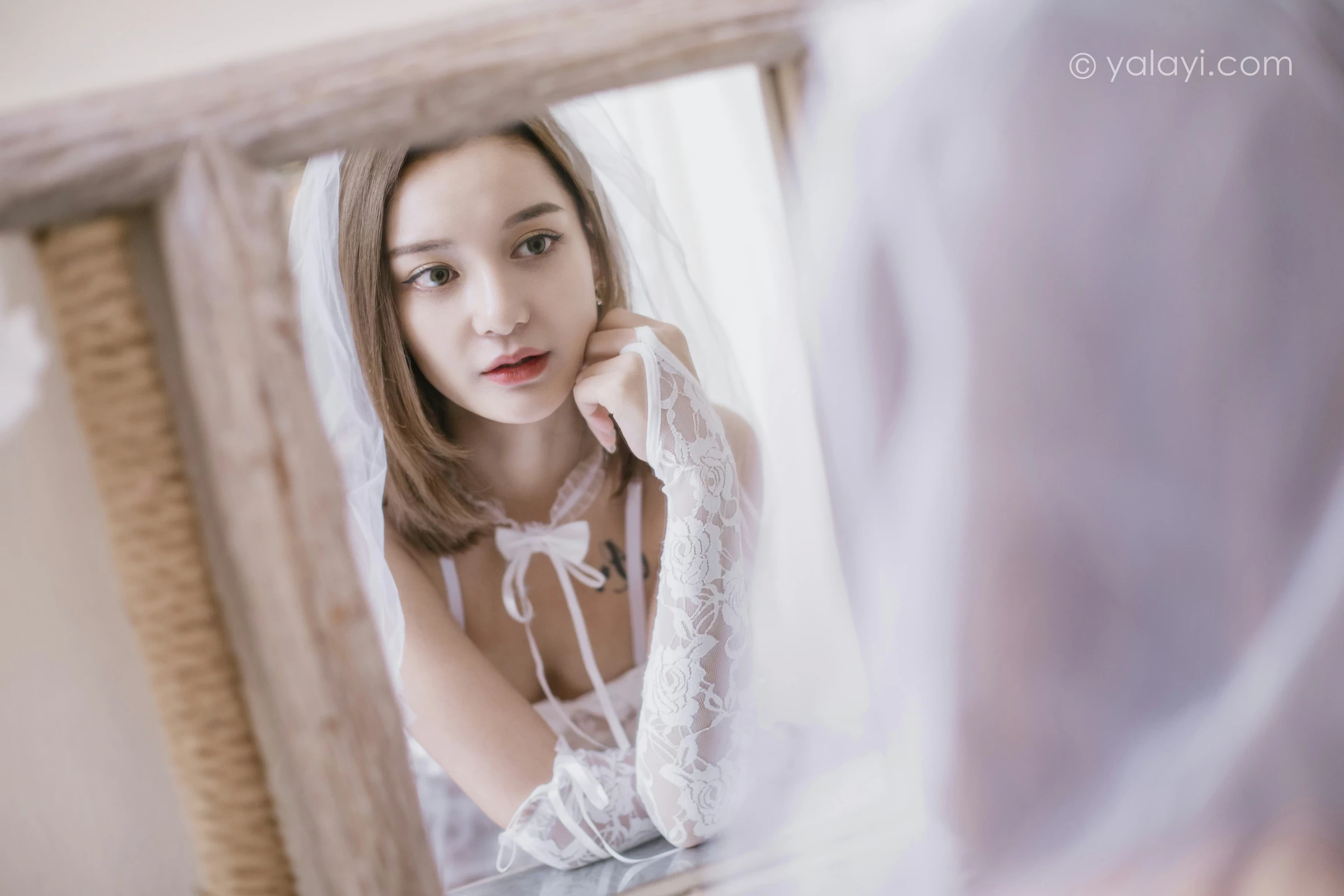 [YALAYI雅拉伊]NO.741 《一起圣诞》 梓杨 白色透视情趣婚纱与红色塑身内衣性感私房写真集第15张