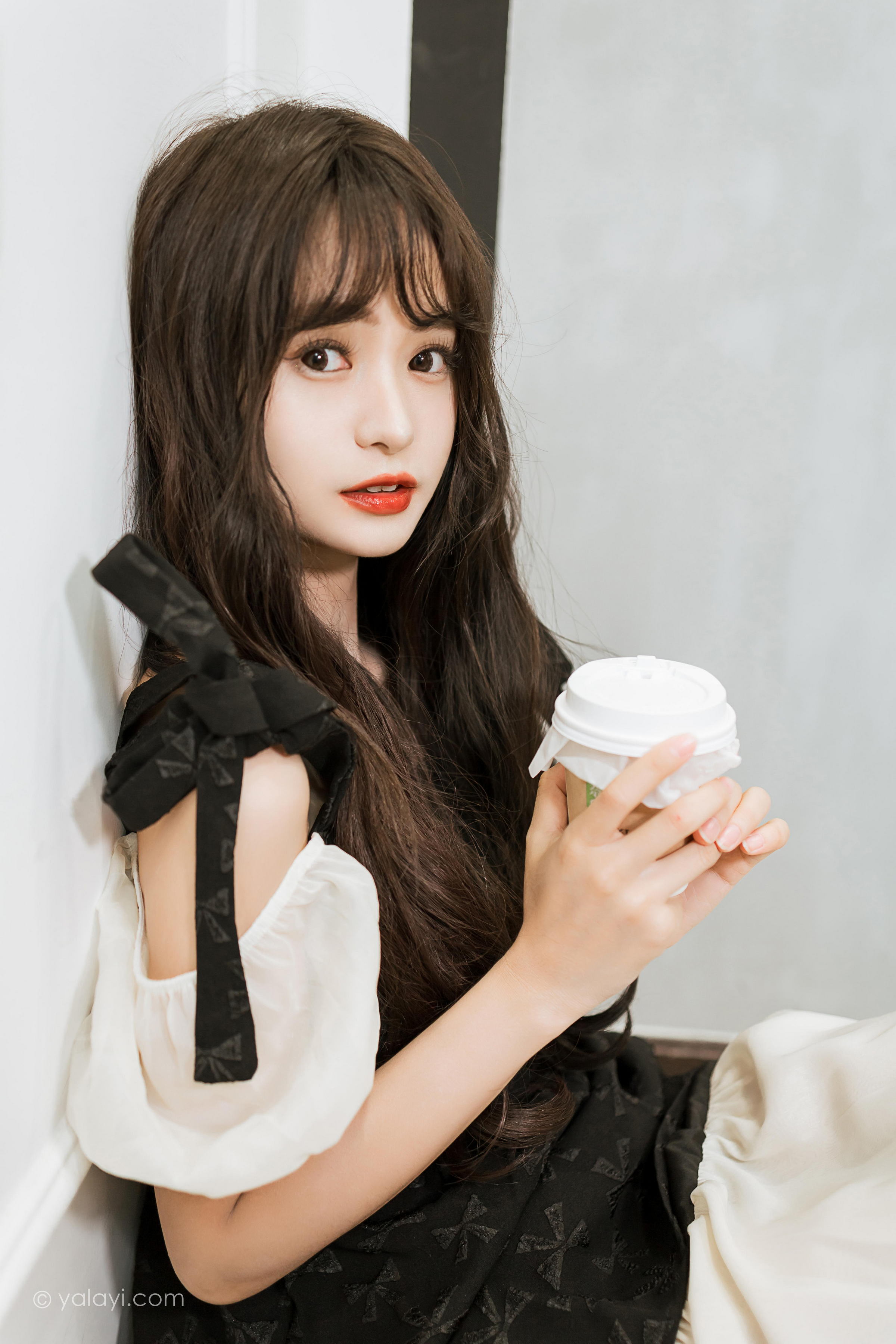 [YALAYI雅拉伊]2022.09.26 沦陷 小亭 黑色吊带连衣裙加白色丝袜美腿清纯写真集第7张
