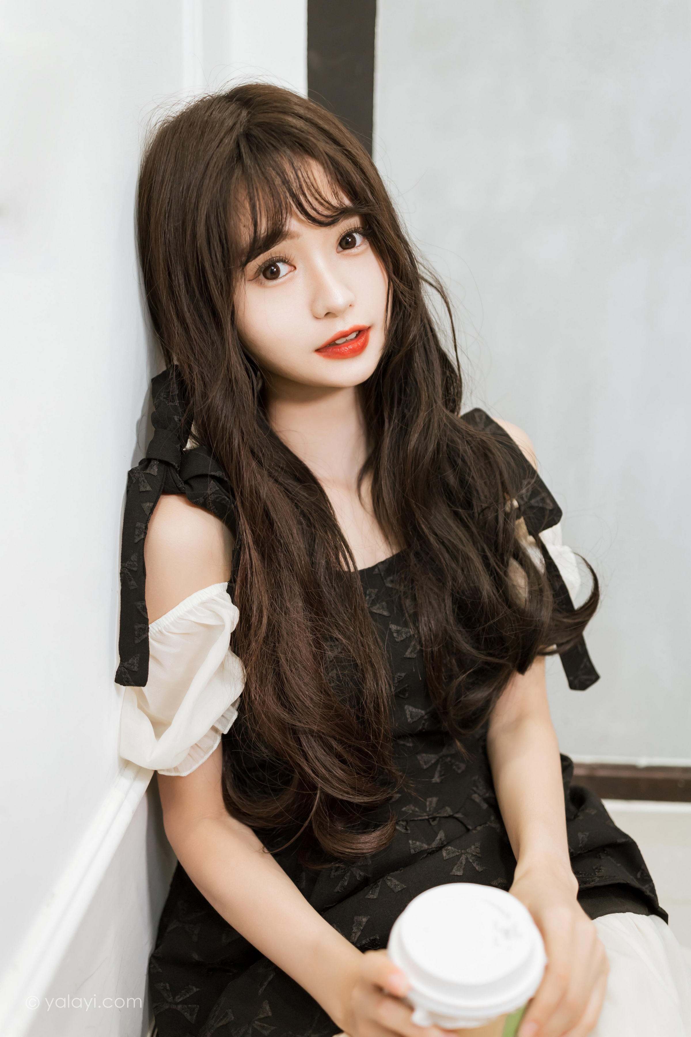 [YALAYI雅拉伊]2022.09.26 沦陷 小亭 黑色吊带连衣裙加白色丝袜美腿清纯写真集第7张