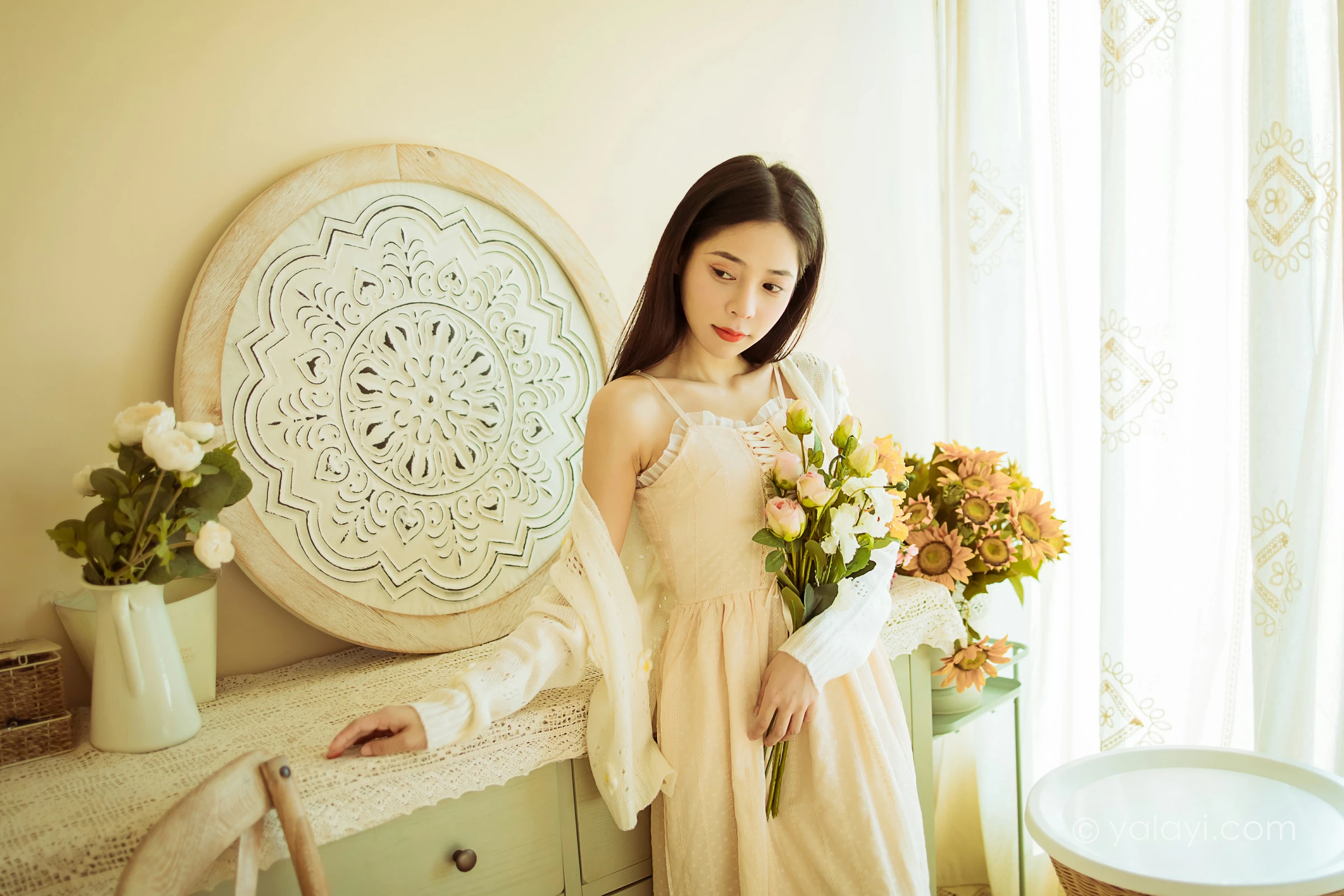 [YALAYI雅拉伊]2022.01.13 最浪漫的事 诗咏 白色镂空外套加吊带连衣裙居家私房写真集第1张