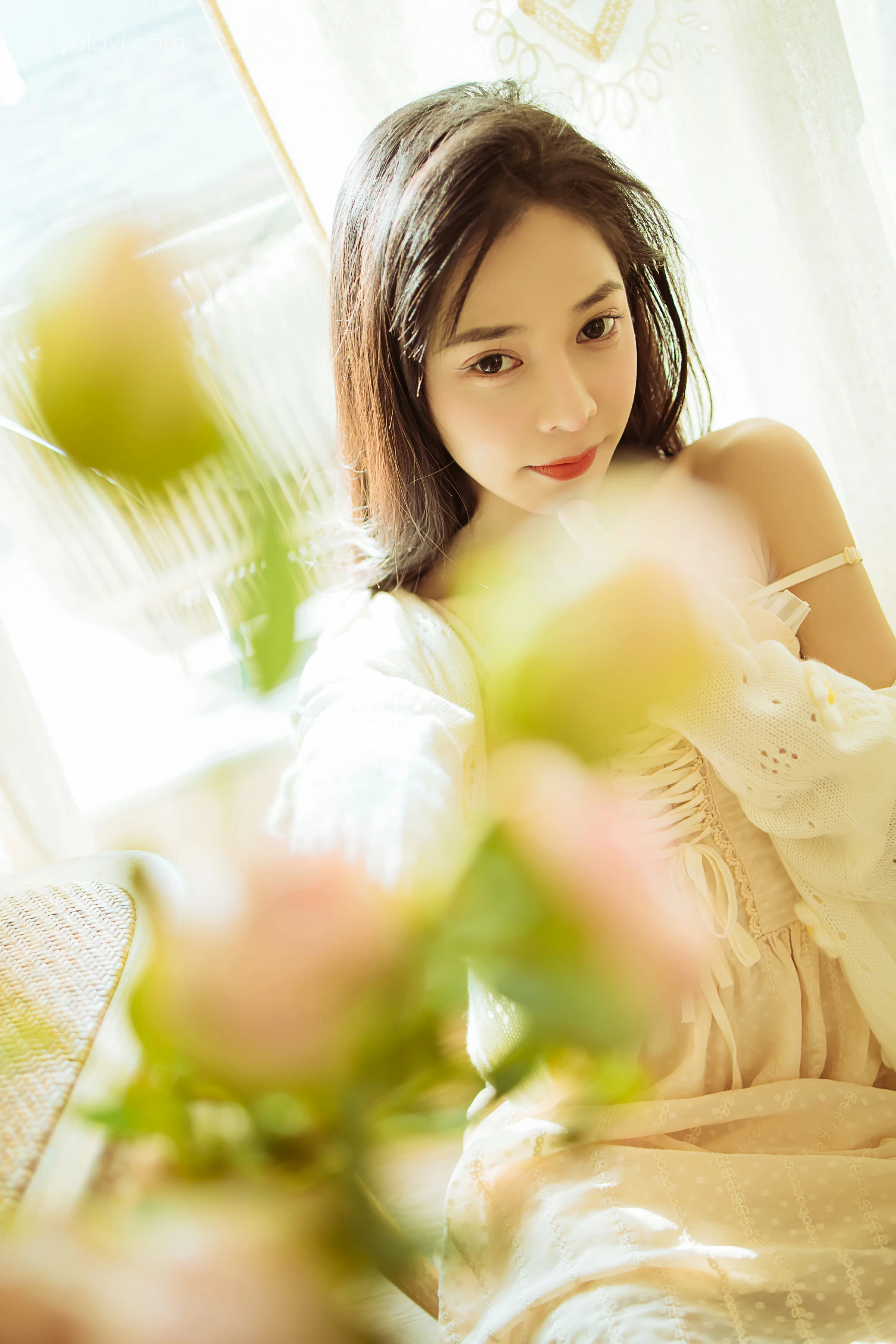 [YALAYI雅拉伊]2022.01.13 最浪漫的事 诗咏 白色镂空外套加吊带连衣裙居家私房写真集第9张
