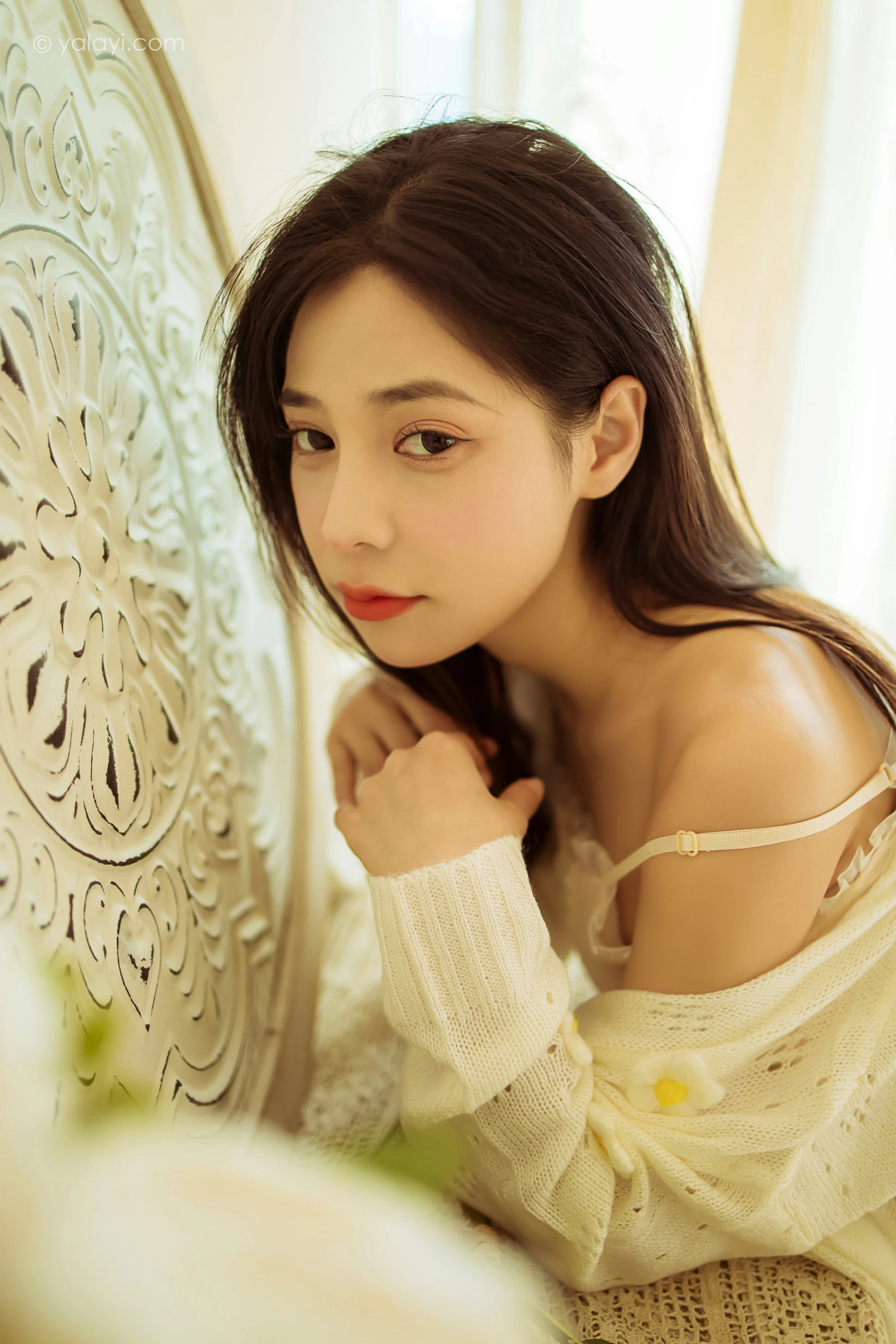 [YALAYI雅拉伊]2022.01.13 最浪漫的事 诗咏 白色镂空外套加吊带连衣裙居家私房写真集第11张