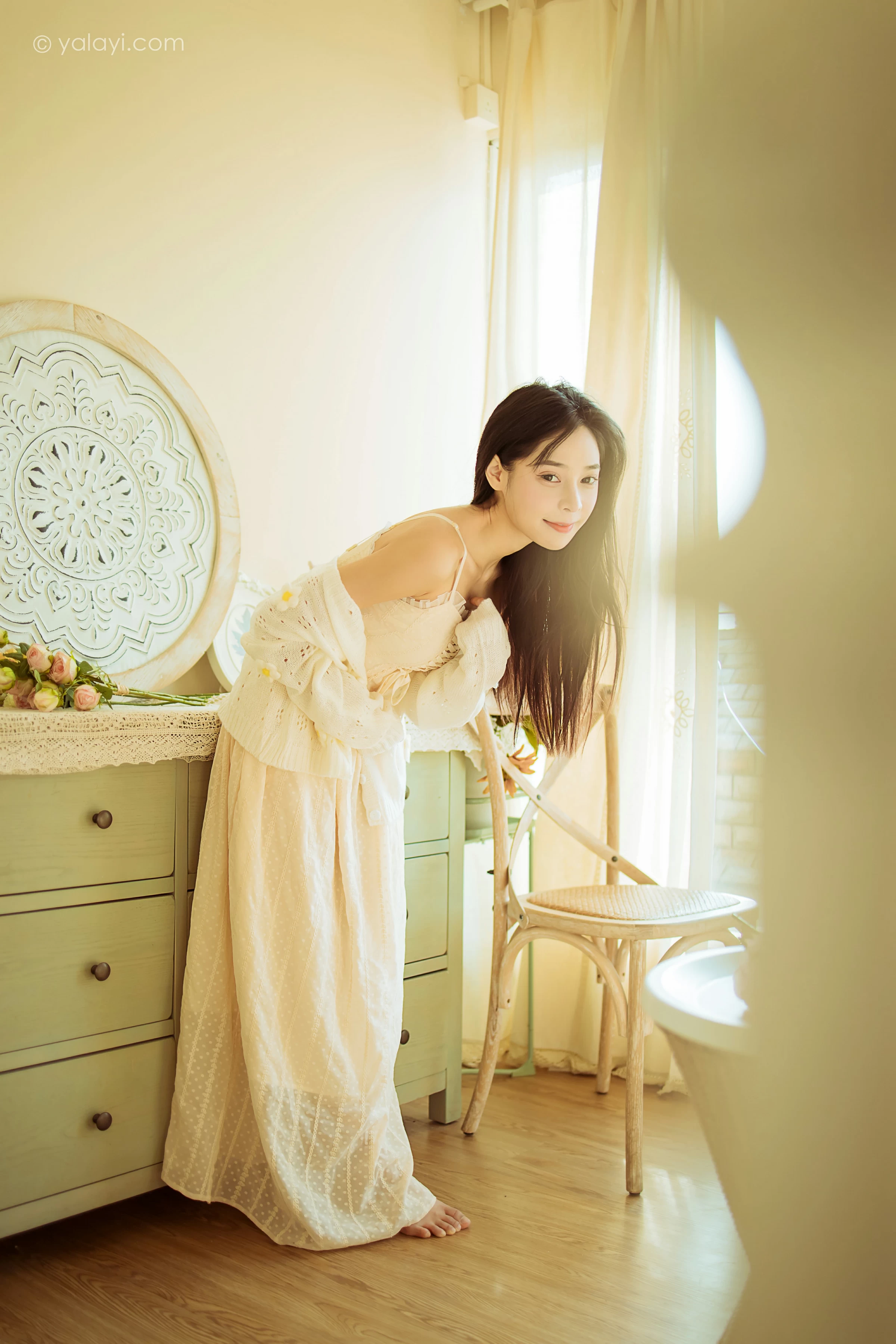 [YALAYI雅拉伊]2022.01.13 最浪漫的事 诗咏 白色镂空外套加吊带连衣裙居家私房写真集第12张