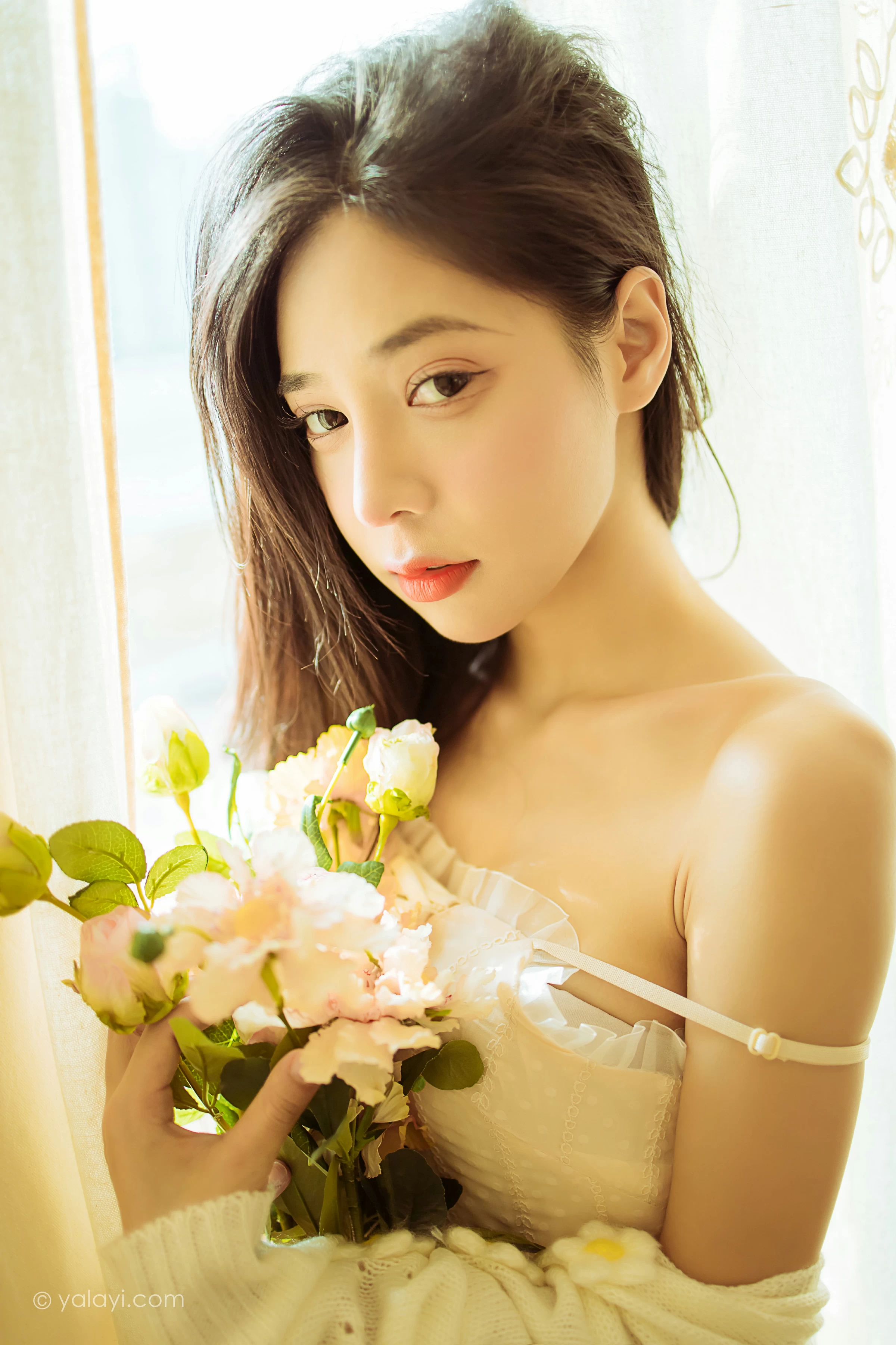 [YALAYI雅拉伊]2022.01.13 最浪漫的事 诗咏 白色镂空外套加吊带连衣裙居家私房写真集第14张