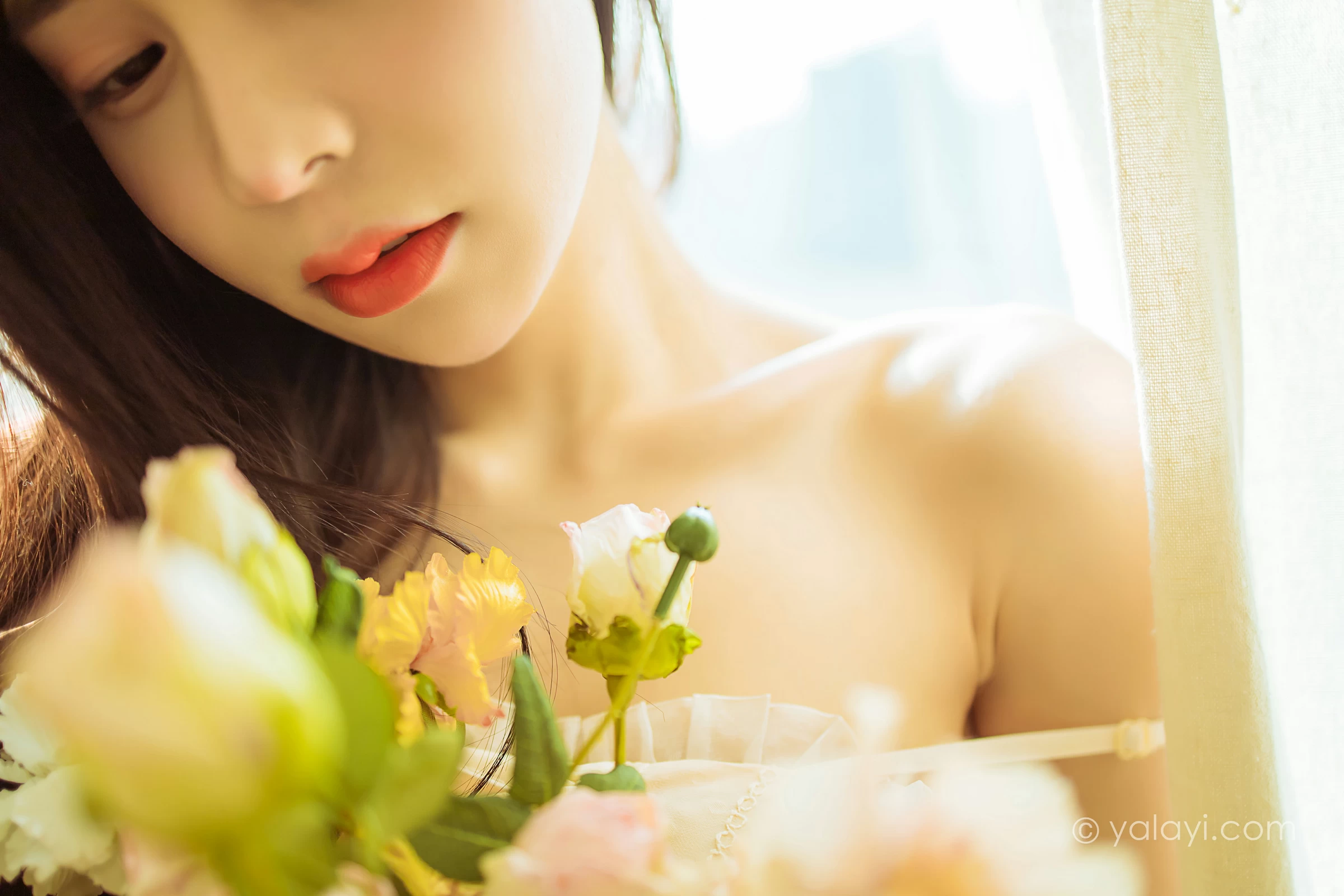 [YALAYI雅拉伊]2022.01.13 最浪漫的事 诗咏 白色镂空外套加吊带连衣裙居家私房写真集第14张