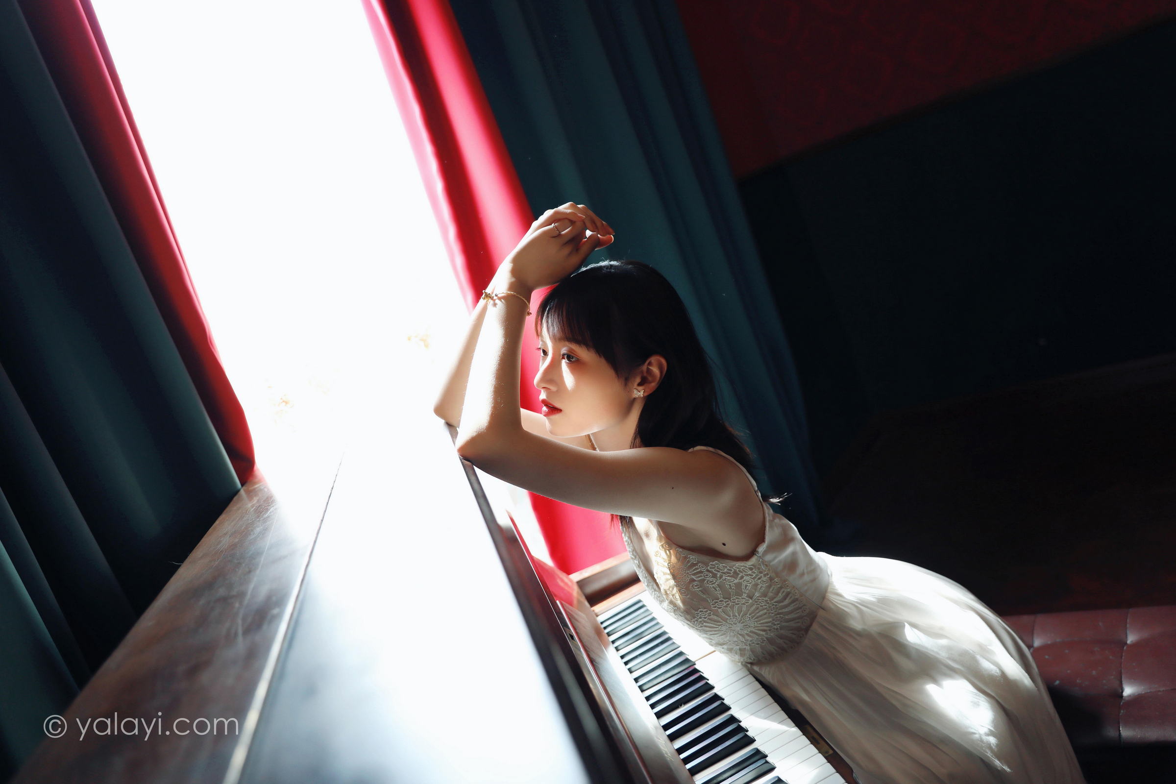 [YALAYI雅拉伊]2022.07.16 唤 京京 白色吊带蕾丝连衣裙居家清纯写真集第2张