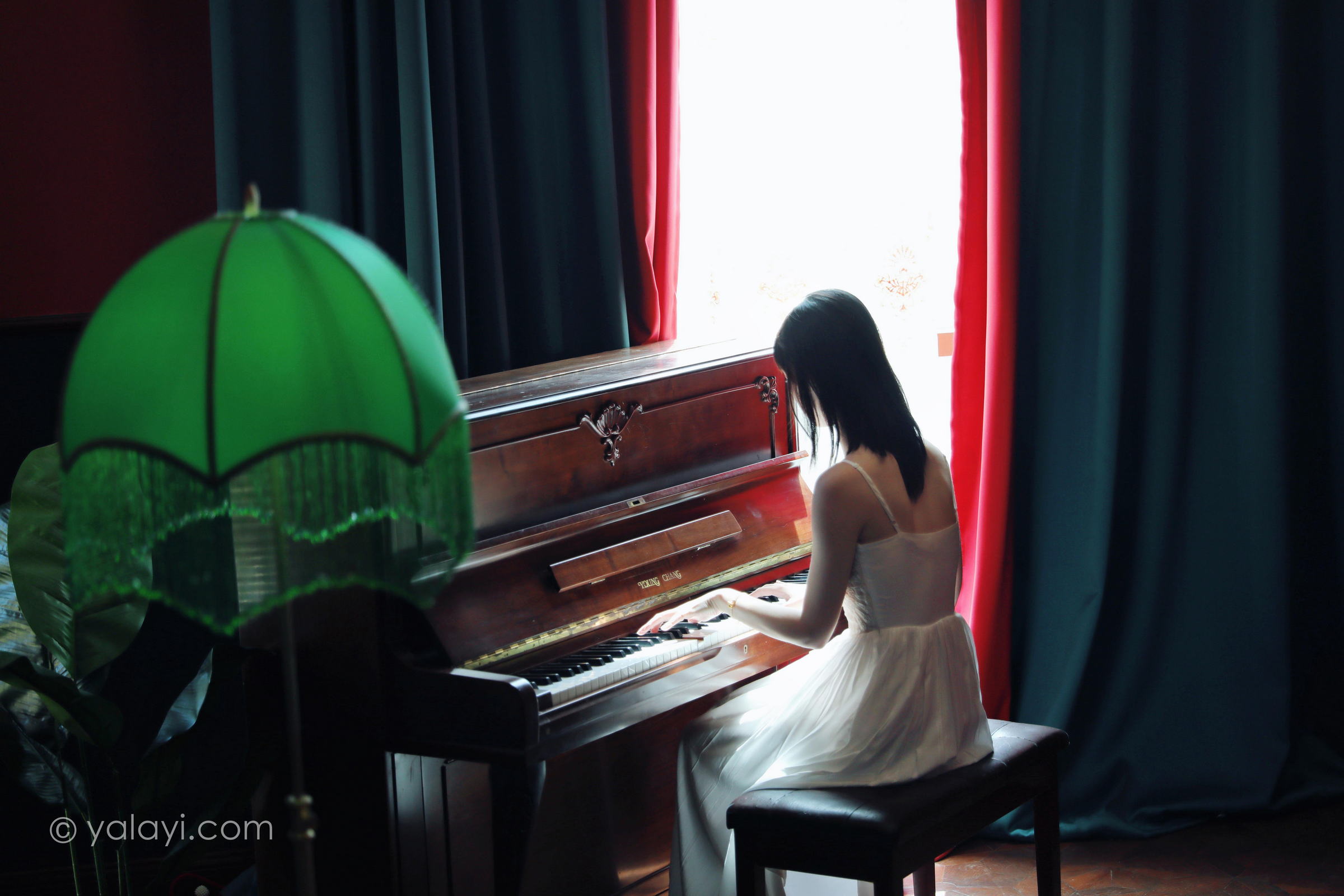 [YALAYI雅拉伊]2022.07.16 唤 京京 白色吊带蕾丝连衣裙居家清纯写真集第1张