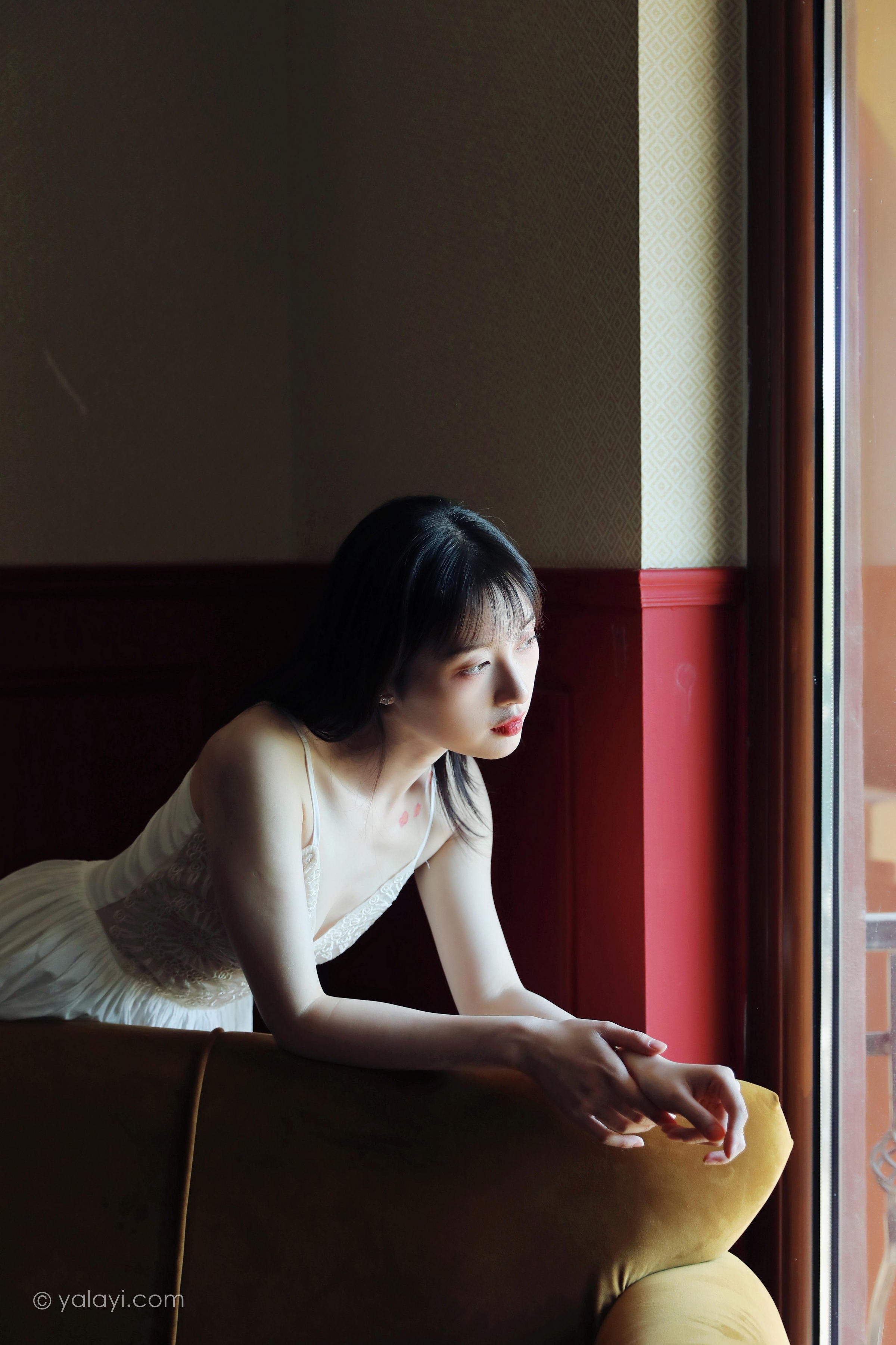 [YALAYI雅拉伊]2022.07.16 唤 京京 白色吊带蕾丝连衣裙居家清纯写真集第6张