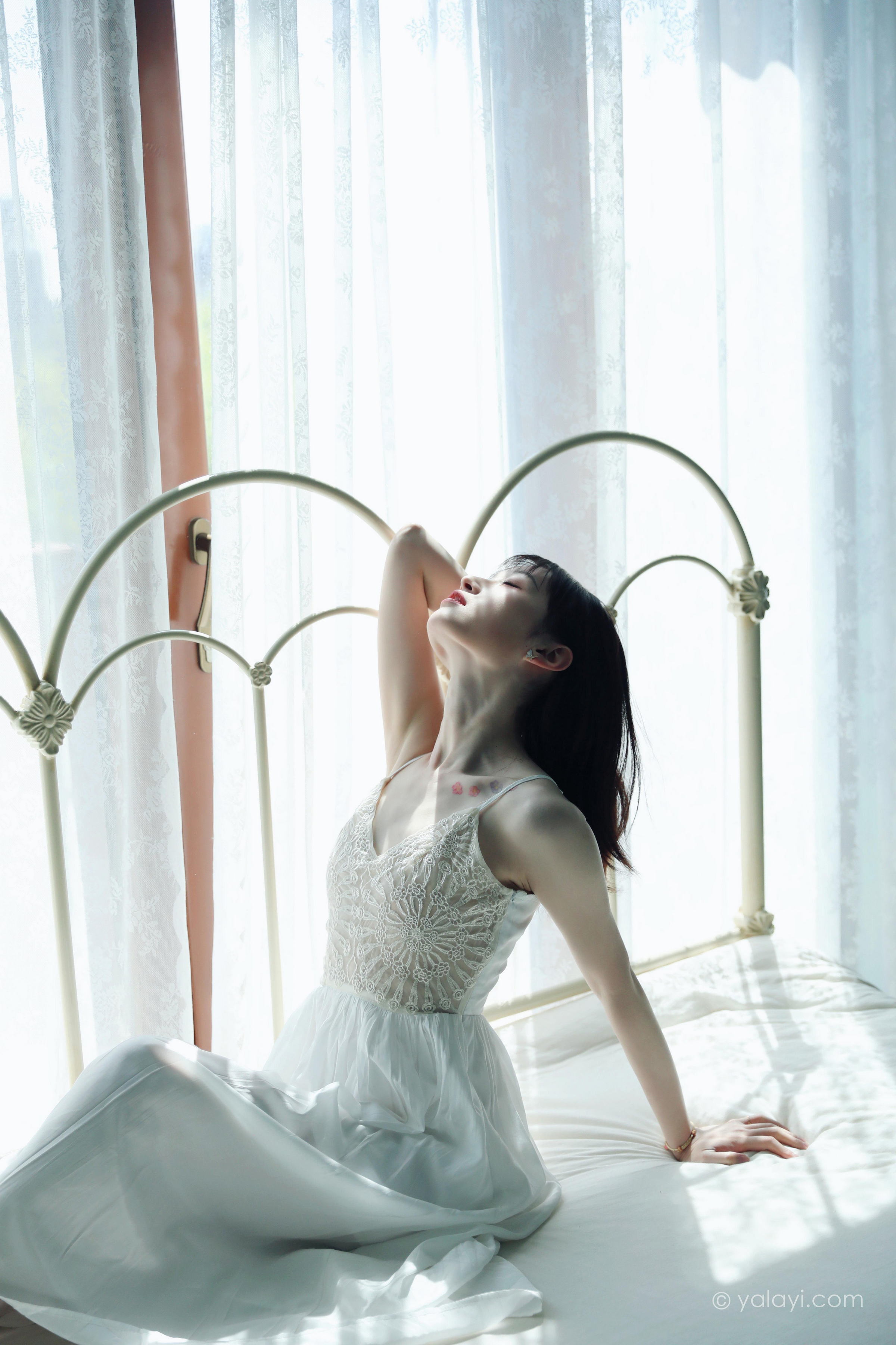 [YALAYI雅拉伊]2022.07.16 唤 京京 白色吊带蕾丝连衣裙居家清纯写真集第8张