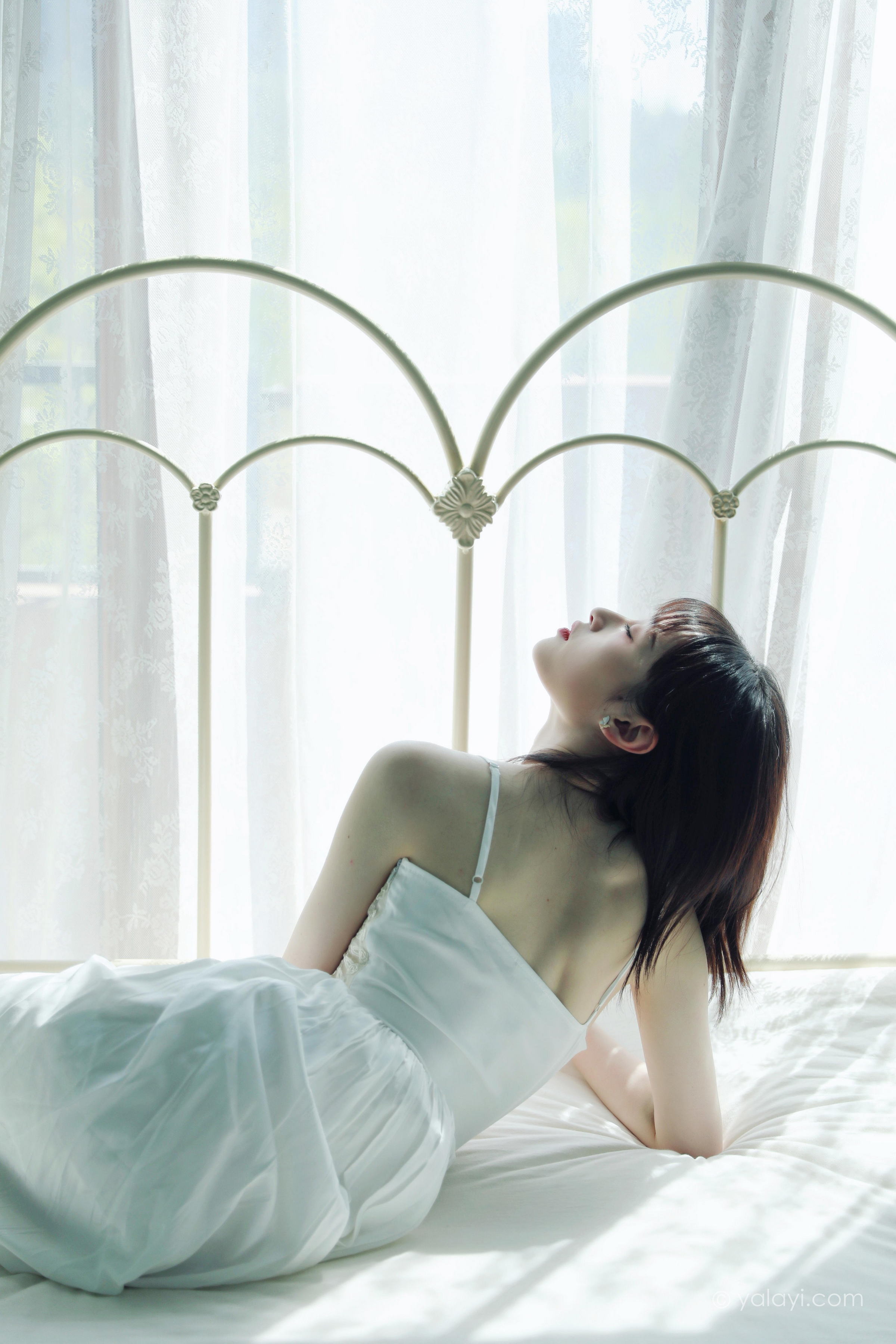 [YALAYI雅拉伊]2022.07.16 唤 京京 白色吊带蕾丝连衣裙居家清纯写真集第10张
