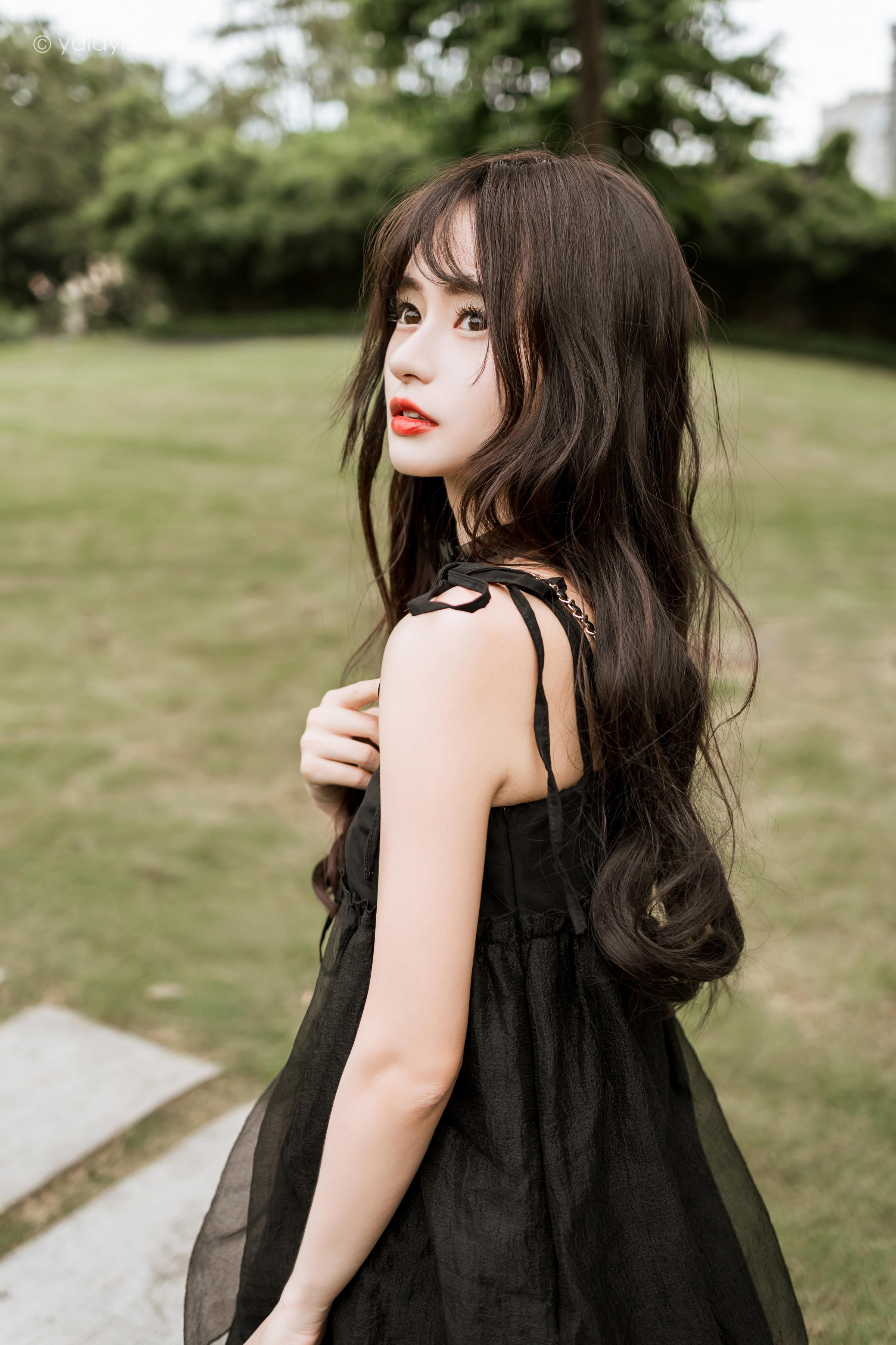[YALAYI雅拉伊]2022.09.30 给你幸福 小亭 黑色吊带连衣裙加黑丝美腿性感写真集第11张