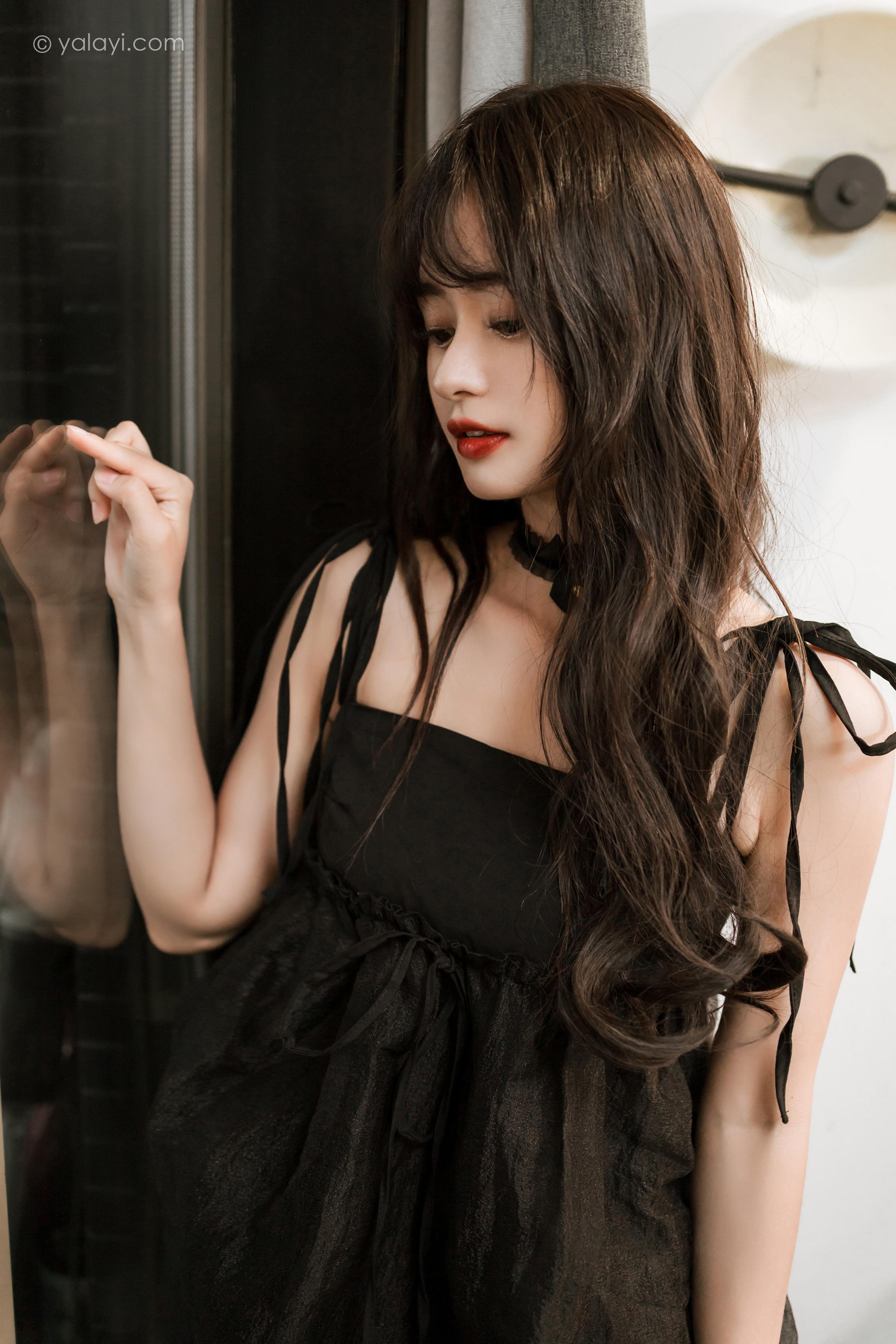 [YALAYI雅拉伊]2022.09.30 给你幸福 小亭 黑色吊带连衣裙加黑丝美腿性感写真集第5张