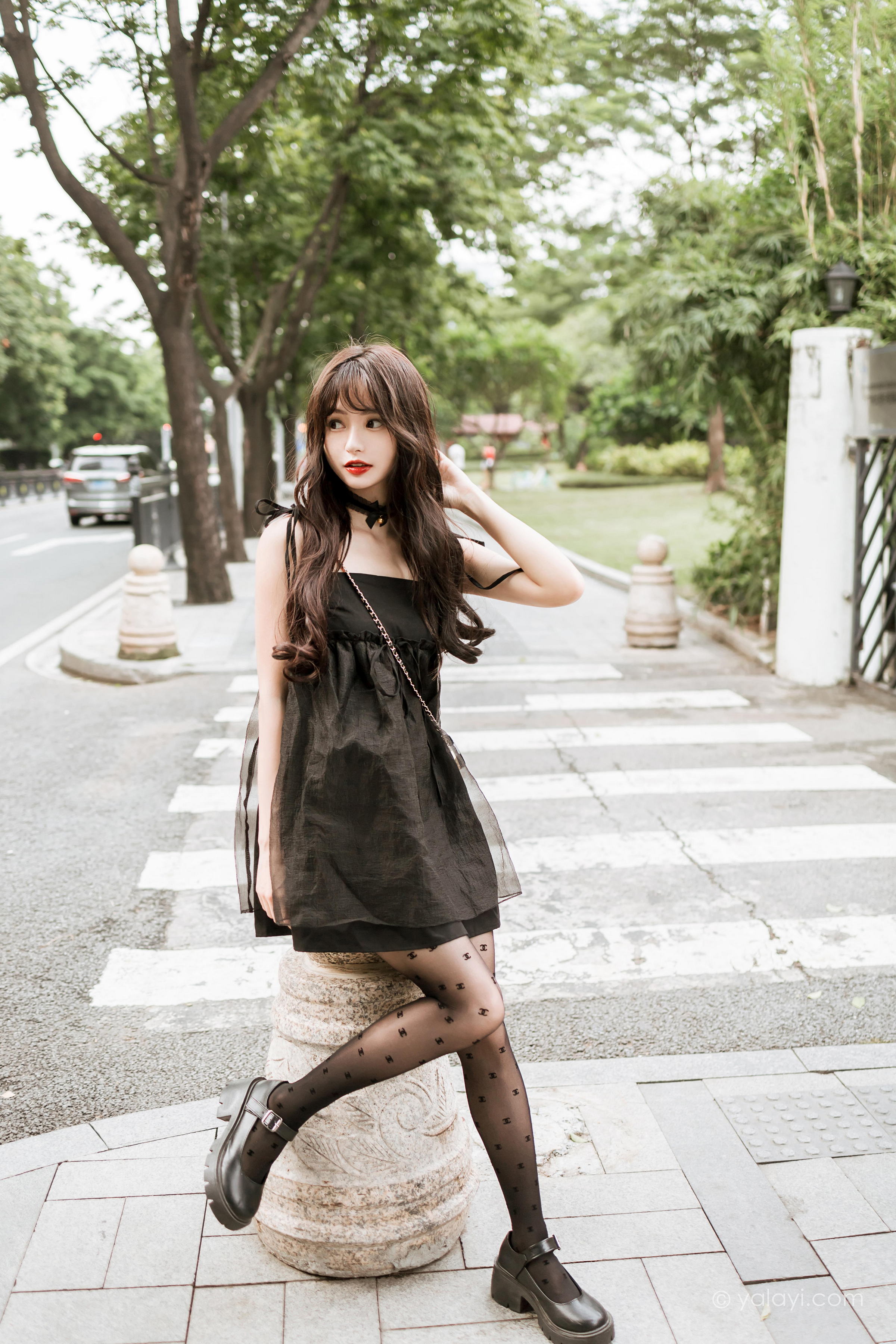 [YALAYI雅拉伊]2022.09.30 给你幸福 小亭 黑色吊带连衣裙加黑丝美腿性感写真集第15张