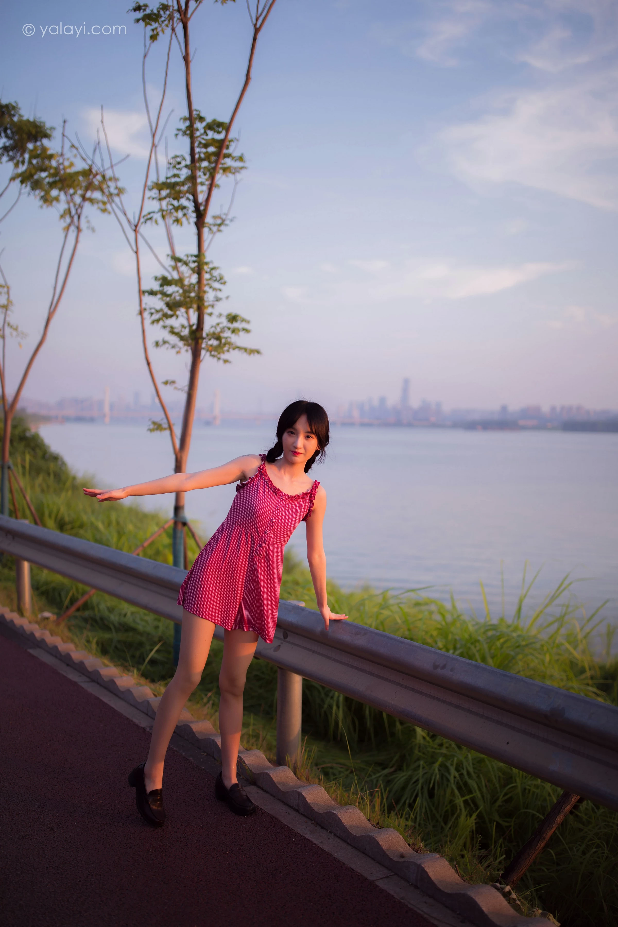 [YALAYI雅拉伊]NO.702 《暮色》 落落 粉色吊带连体短裤清纯私房写真集第3张