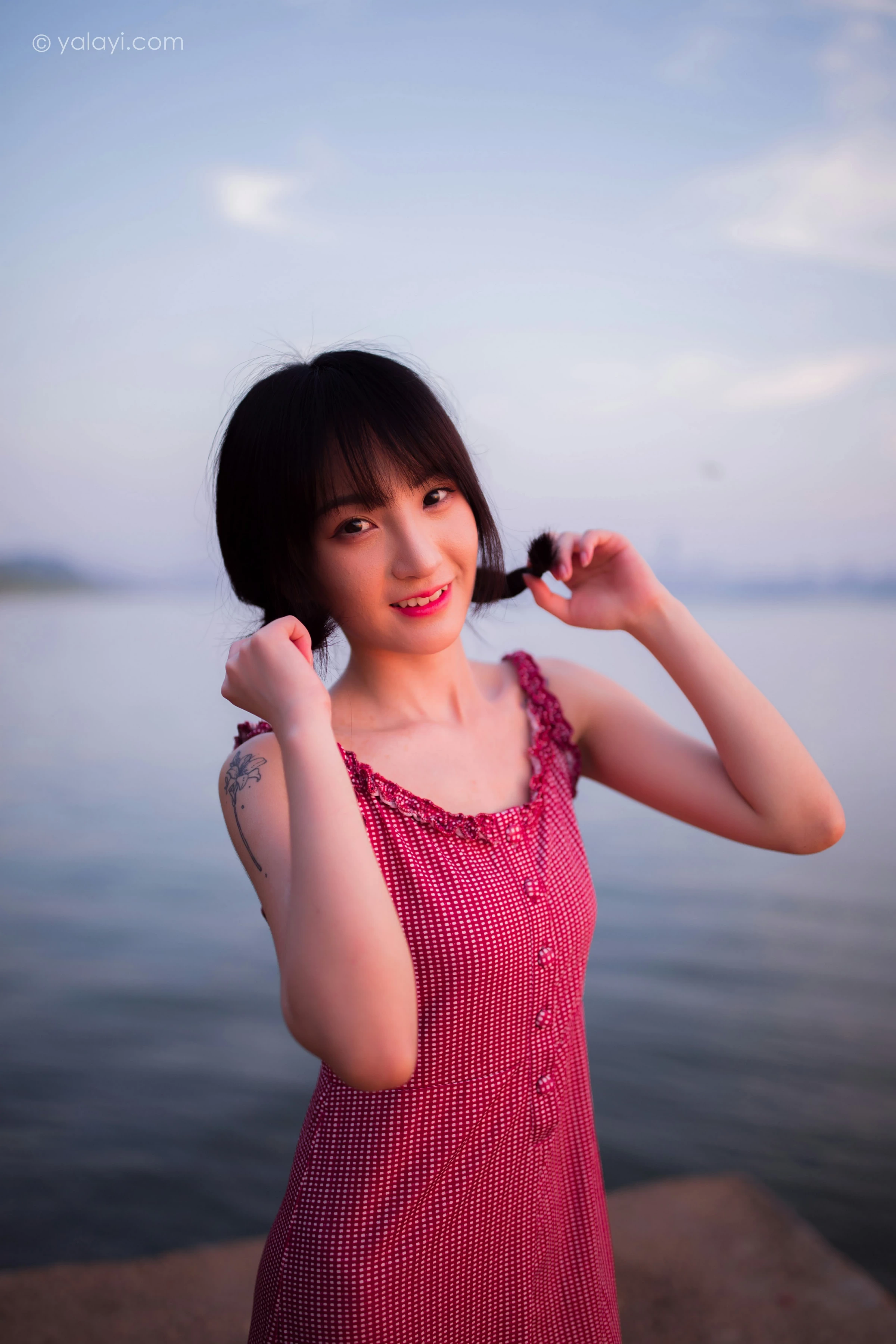 [YALAYI雅拉伊]NO.702 《暮色》 落落 粉色吊带连体短裤清纯私房写真集第8张