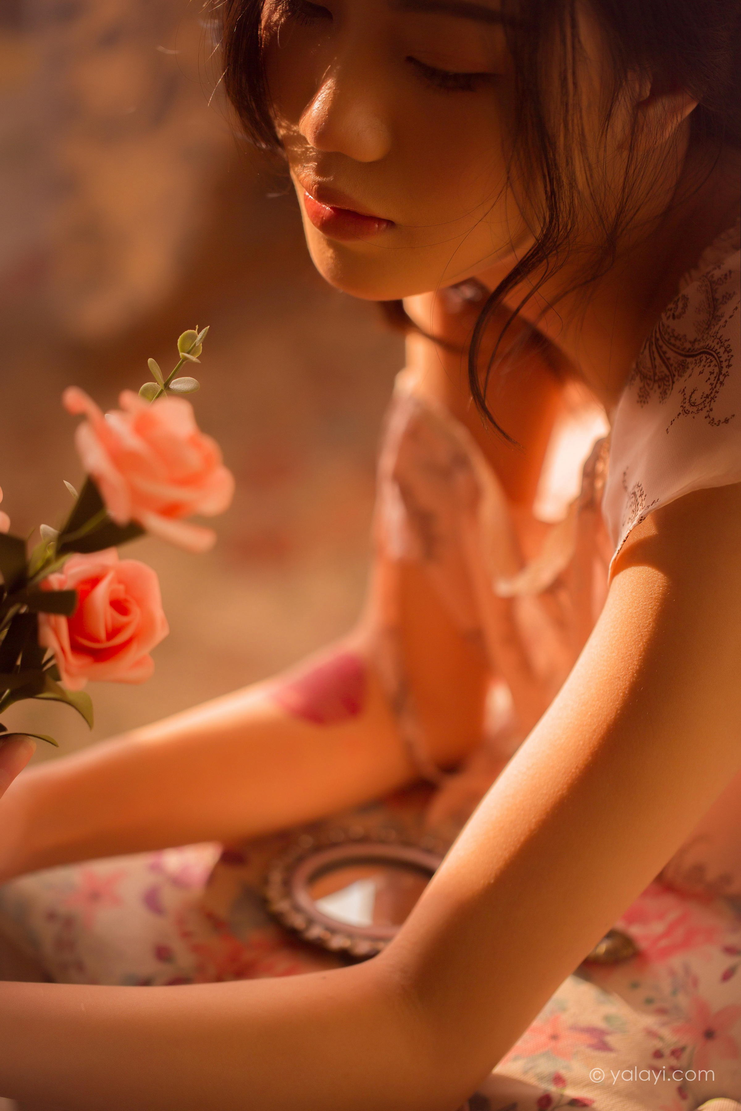 [YALAYI雅拉伊]2022.08.01 暂时的花儿 橘子 白色透视抹胸连衣裙居家性感私房写真集第11张