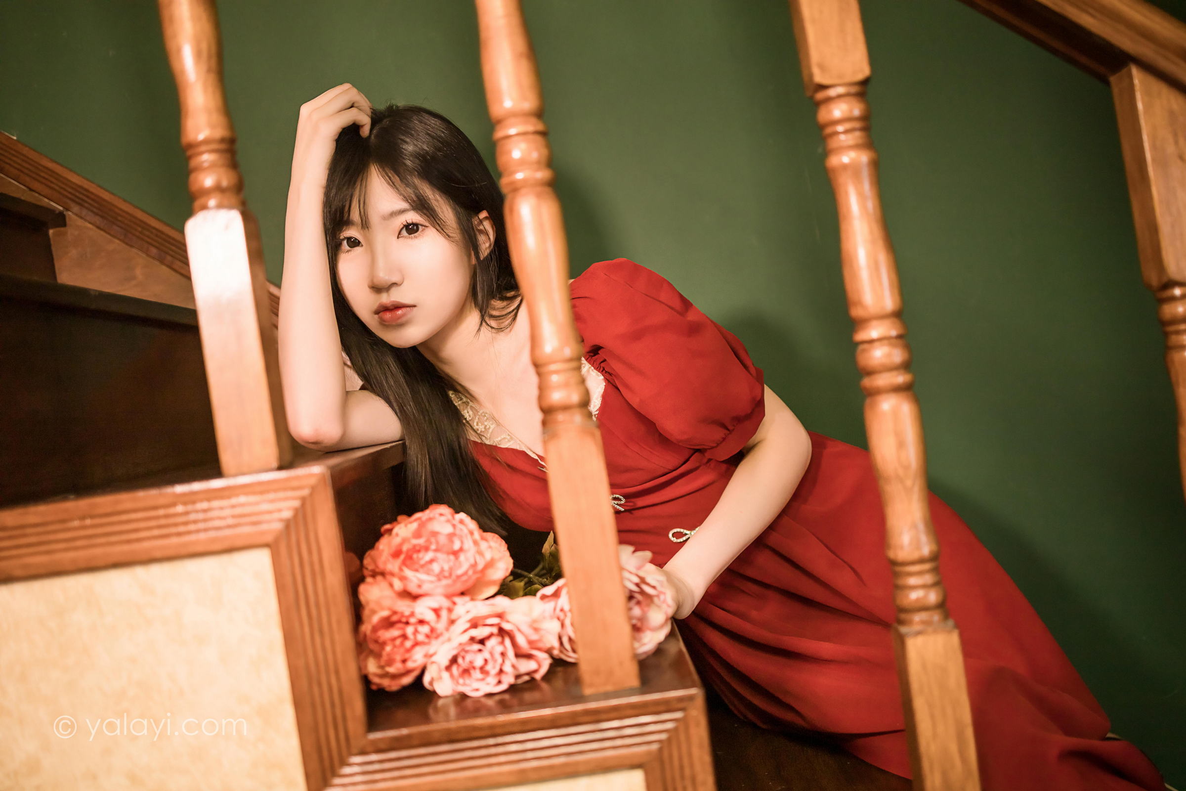 [YALAYI雅拉伊]2022.07.24 永不凋零 小乔 红色短袖连衣裙居家清纯写真集第3张