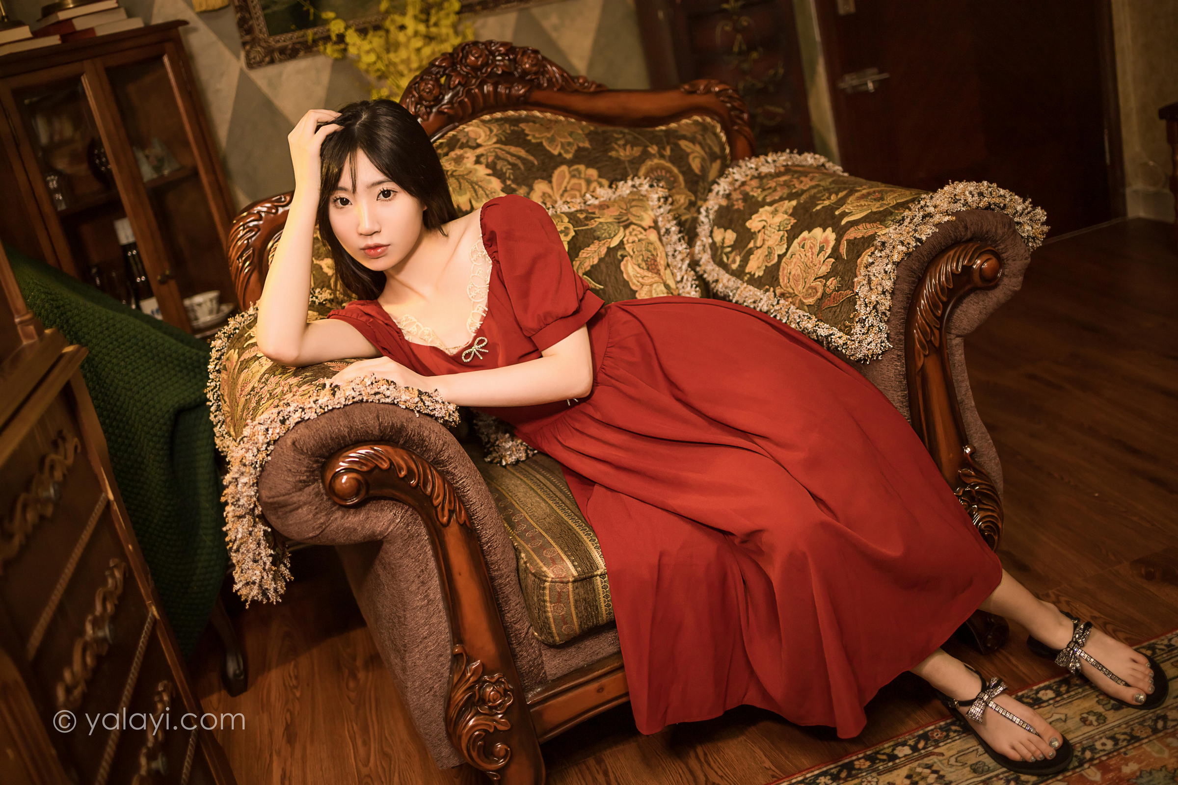 [YALAYI雅拉伊]2022.07.24 永不凋零 小乔 红色短袖连衣裙居家清纯写真集第7张