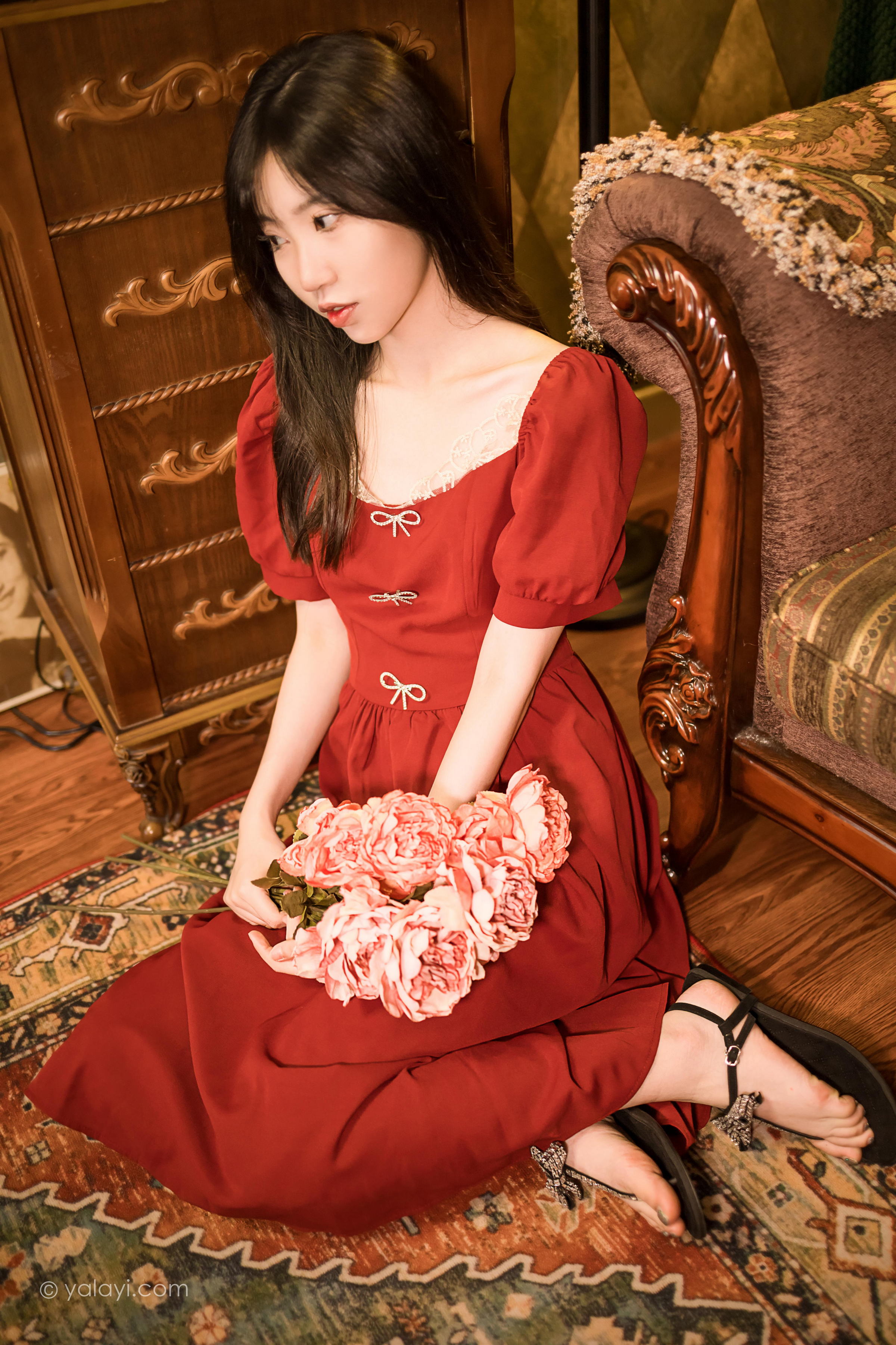 [YALAYI雅拉伊]2022.07.24 永不凋零 小乔 红色短袖连衣裙居家清纯写真集第14张