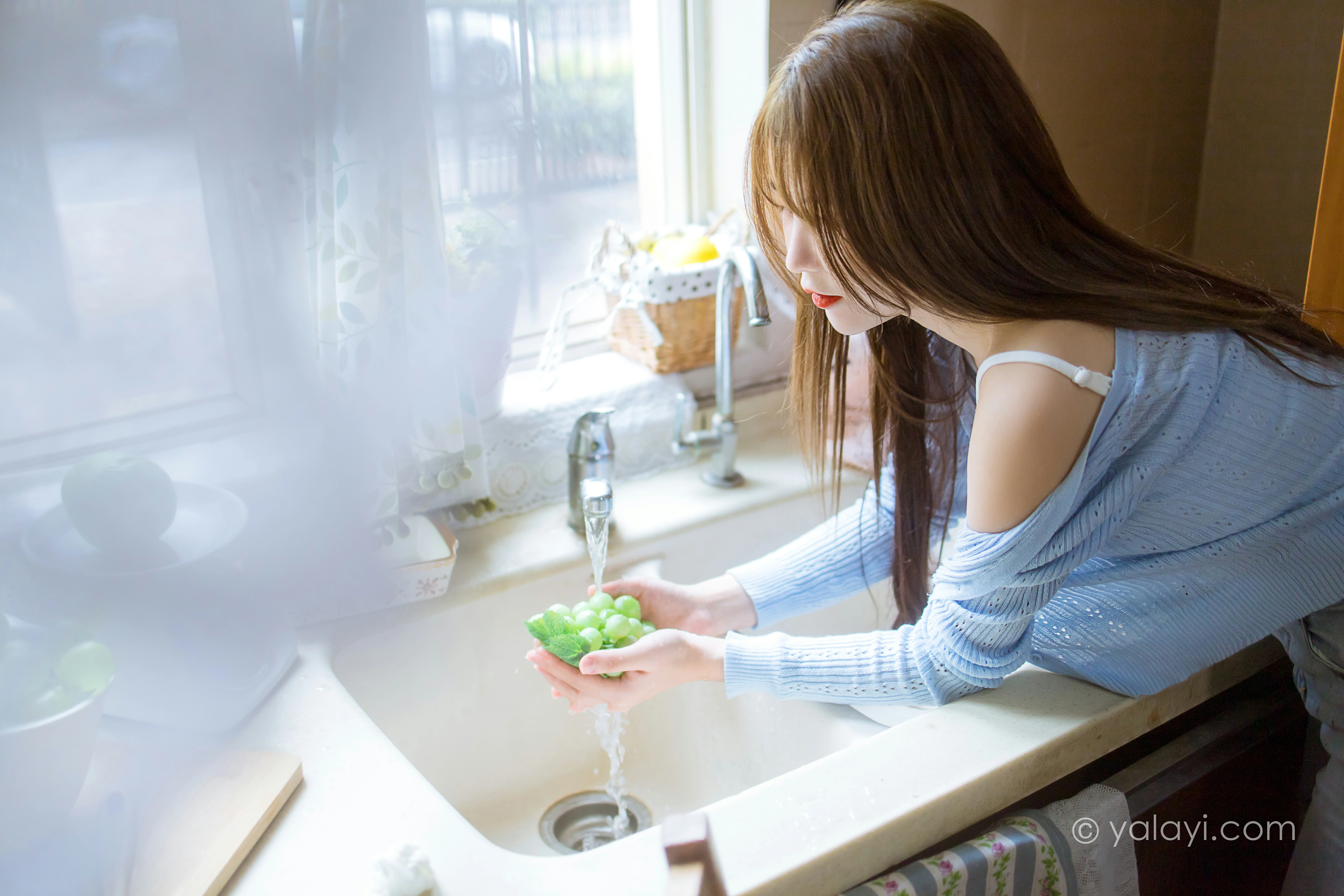 [YALAYI雅拉伊]NO.799 唯有美食不可辜负 钰慧 白色性感小背心加紧身牛仔裤写真集第2张