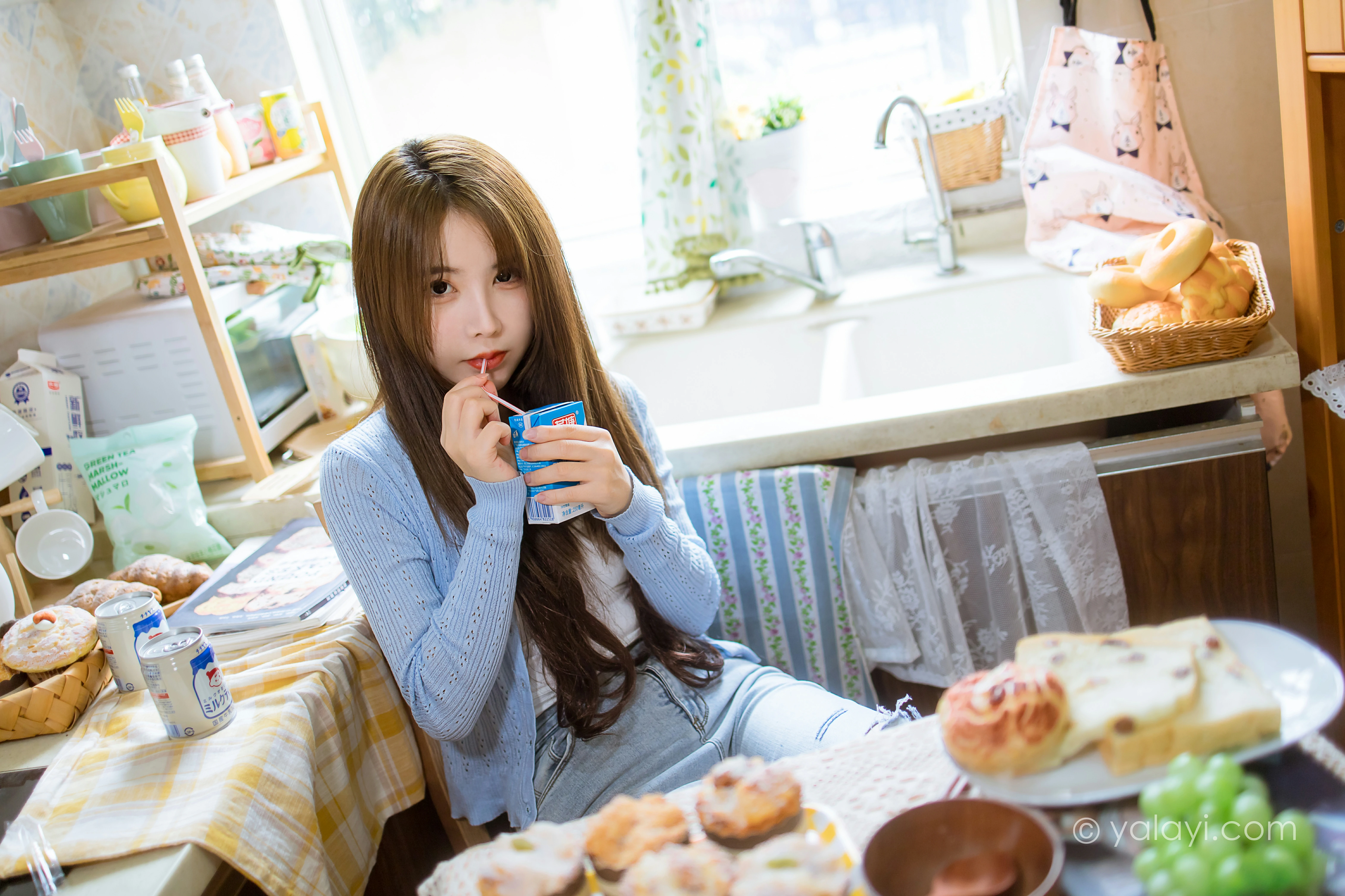 [YALAYI雅拉伊]NO.799 唯有美食不可辜负 钰慧 白色性感小背心加紧身牛仔裤写真集第13张