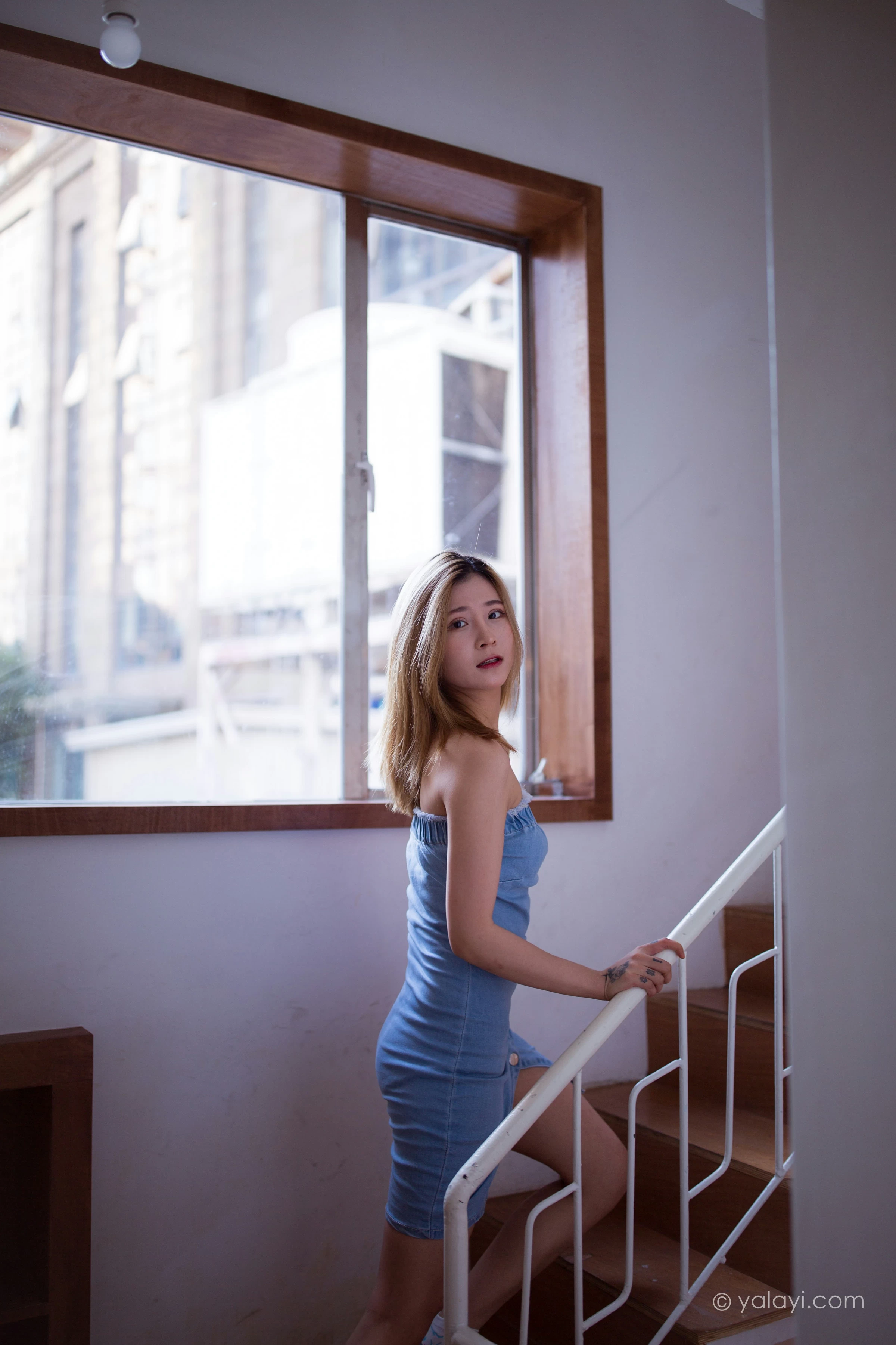 [YALAYI雅拉伊]NO.703 《那时在午后》 梦涵 牛仔抹胸连衣裙居家私房写真集第4张