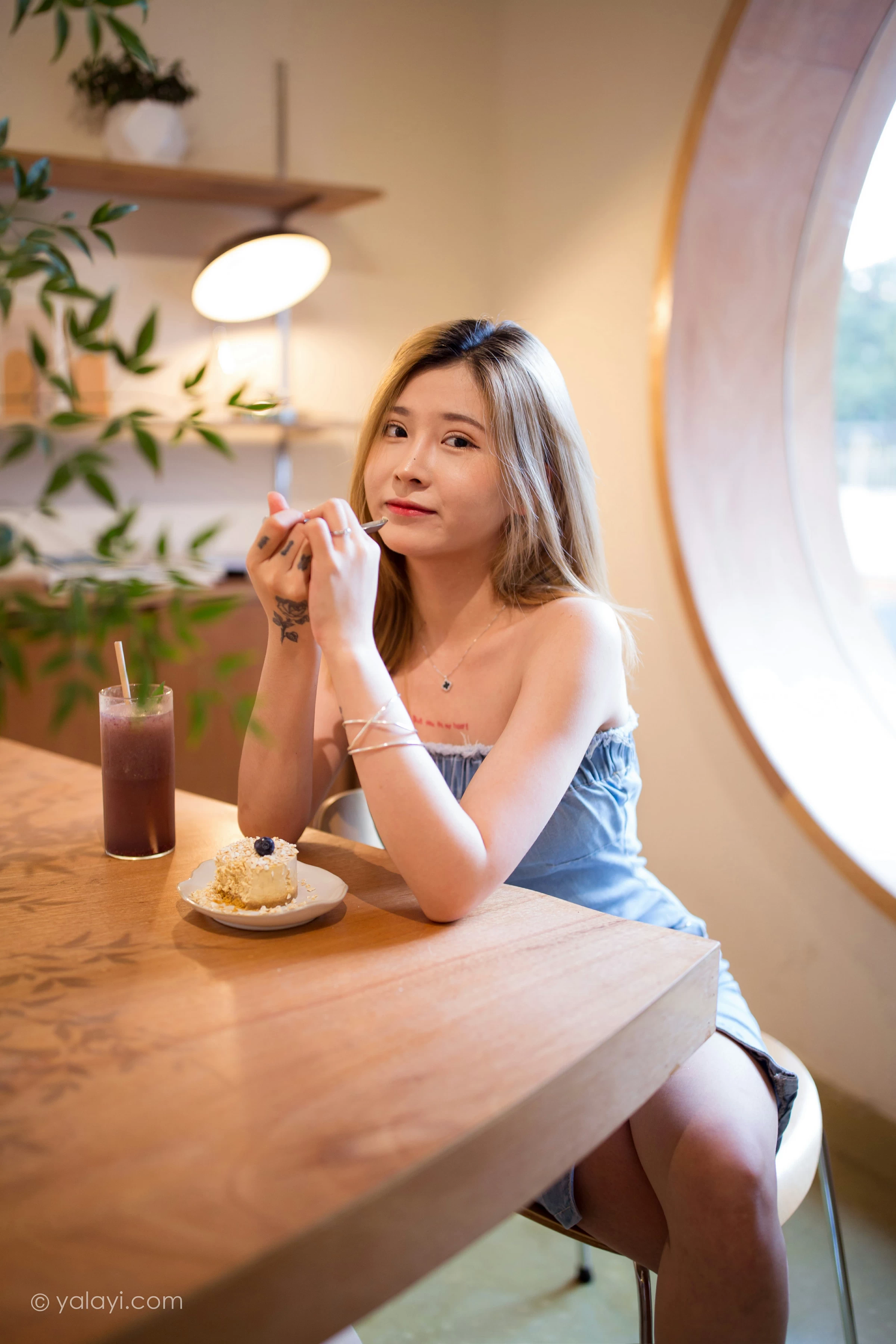 [YALAYI雅拉伊]NO.703 《那时在午后》 梦涵 牛仔抹胸连衣裙居家私房写真集第6张