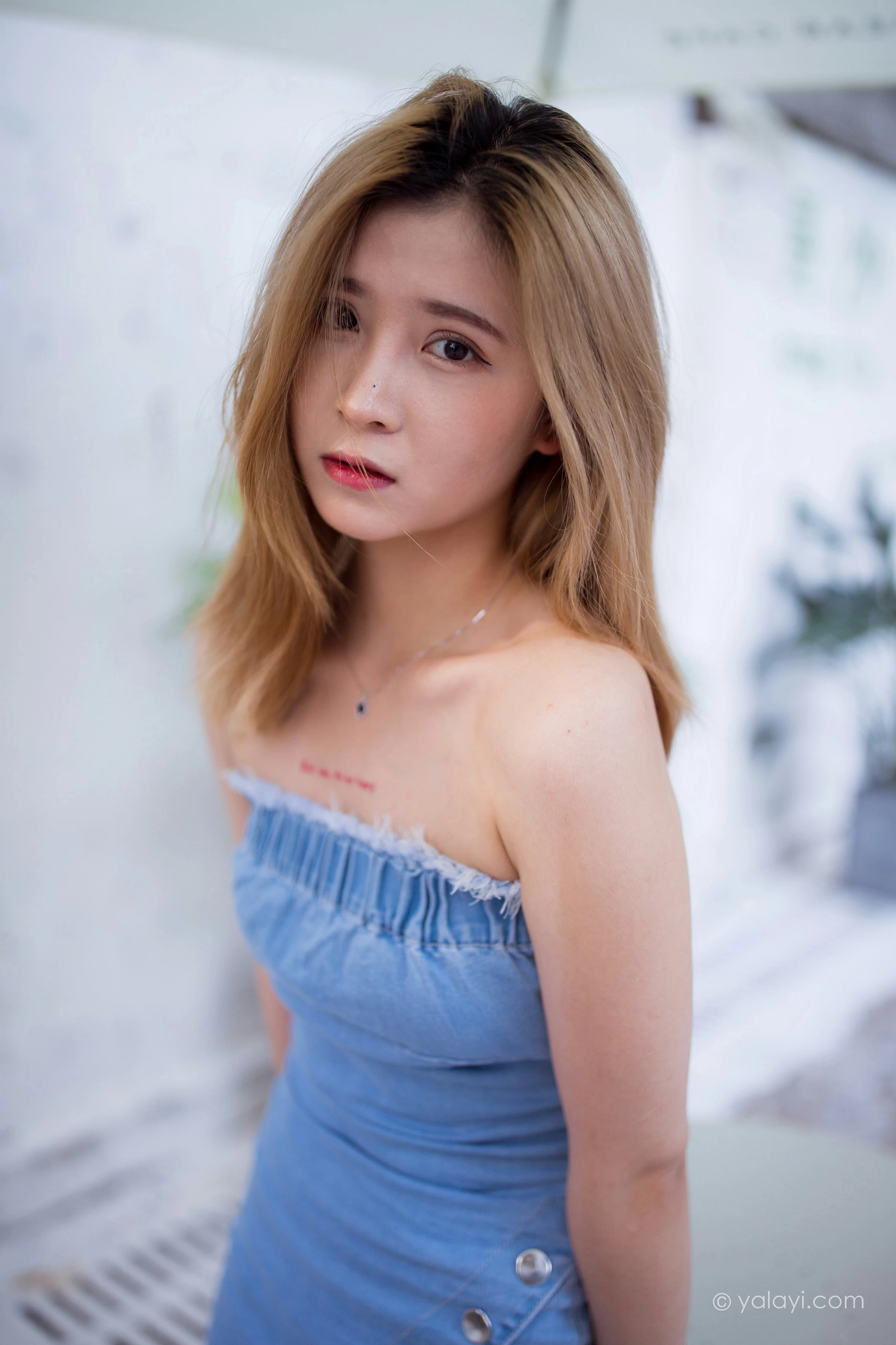 [YALAYI雅拉伊]NO.703 《那时在午后》 梦涵 牛仔抹胸连衣裙居家私房写真集第10张