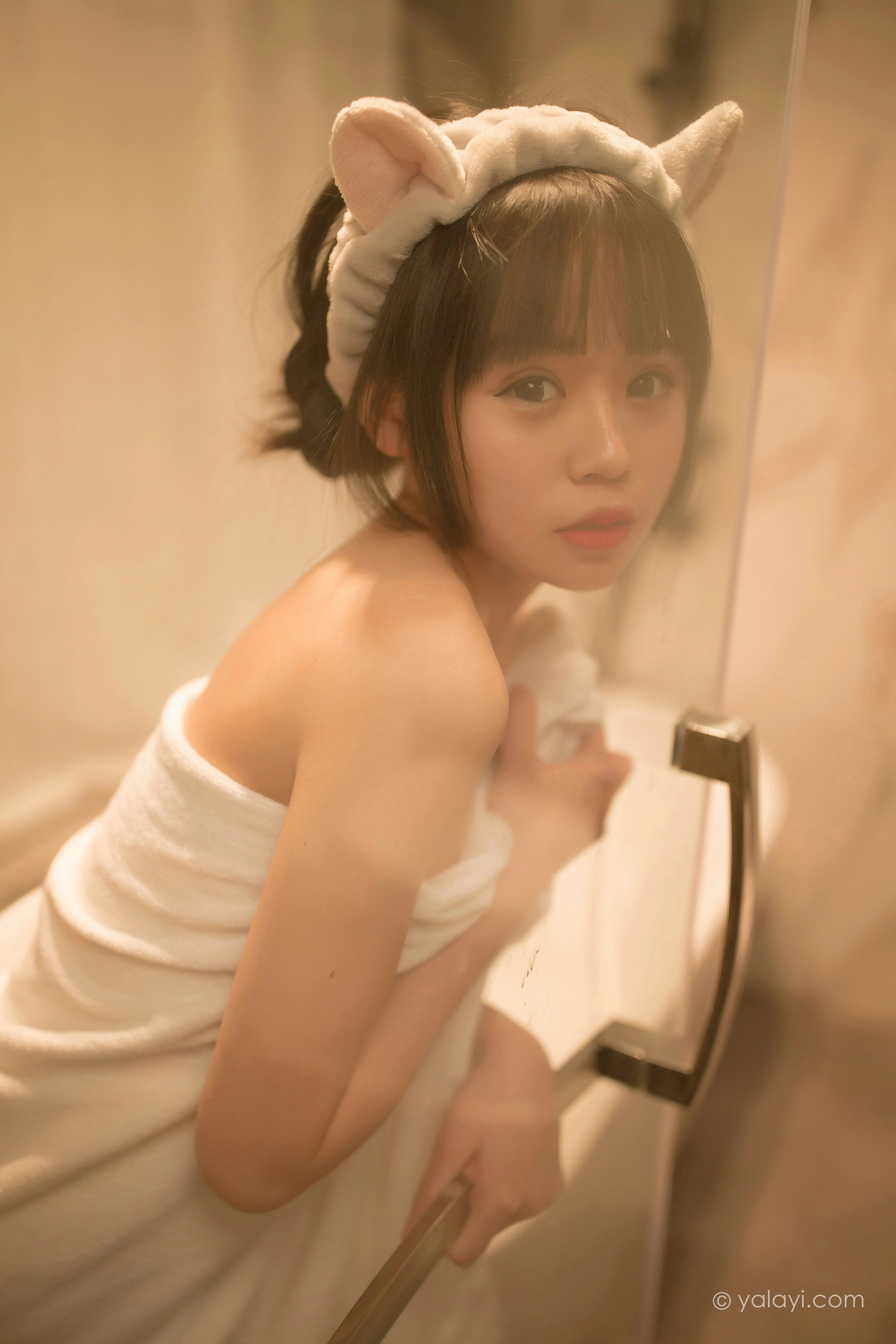 [YALAYI雅拉伊]NO.755 零零后少女 小乖 性感小背心与白色浴袍私房写真集第11张