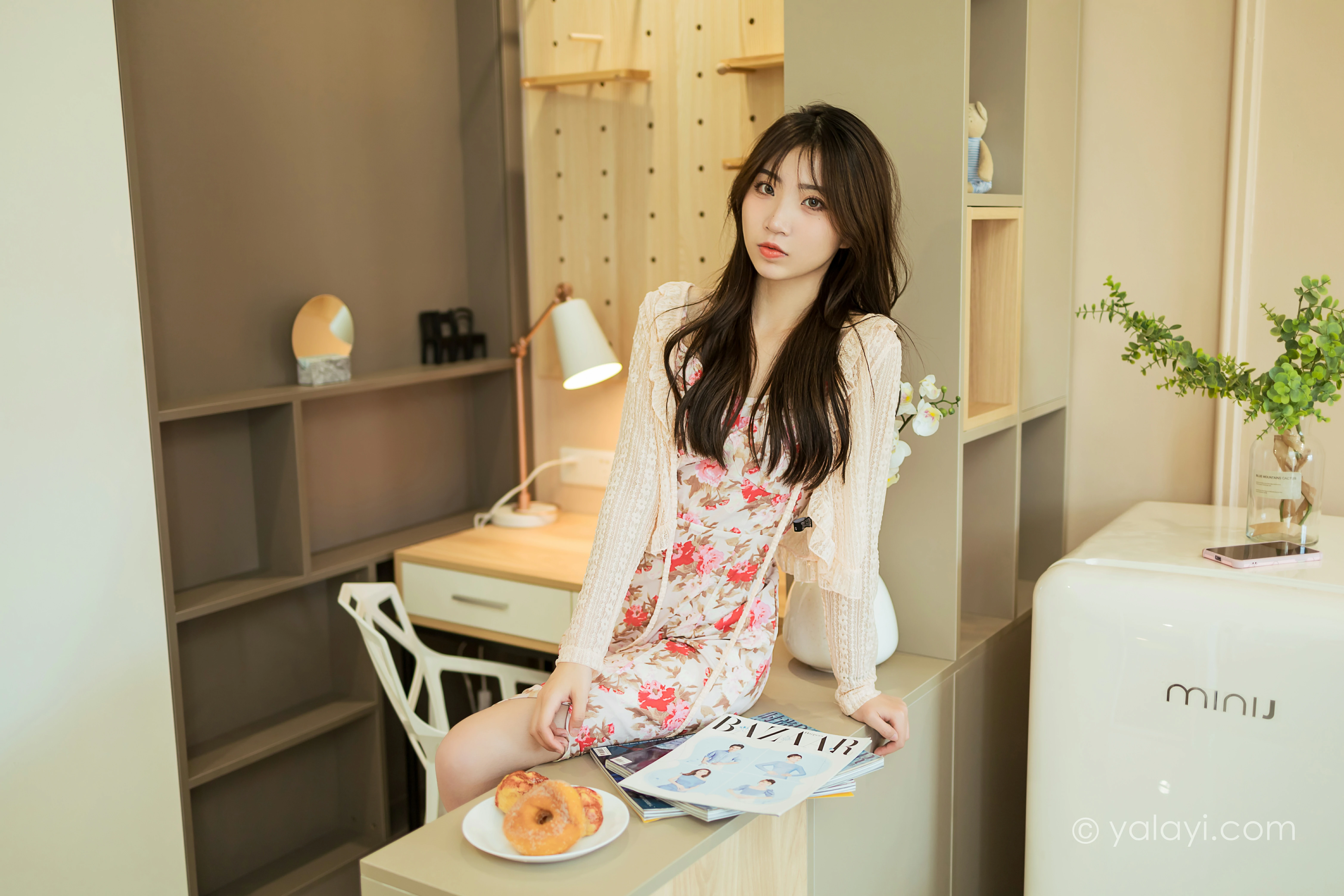 [YALAYI雅拉伊]NO.800 下午茶 小乔 白色镂空外套与粉色吊带连衣裙居家写真集第1张