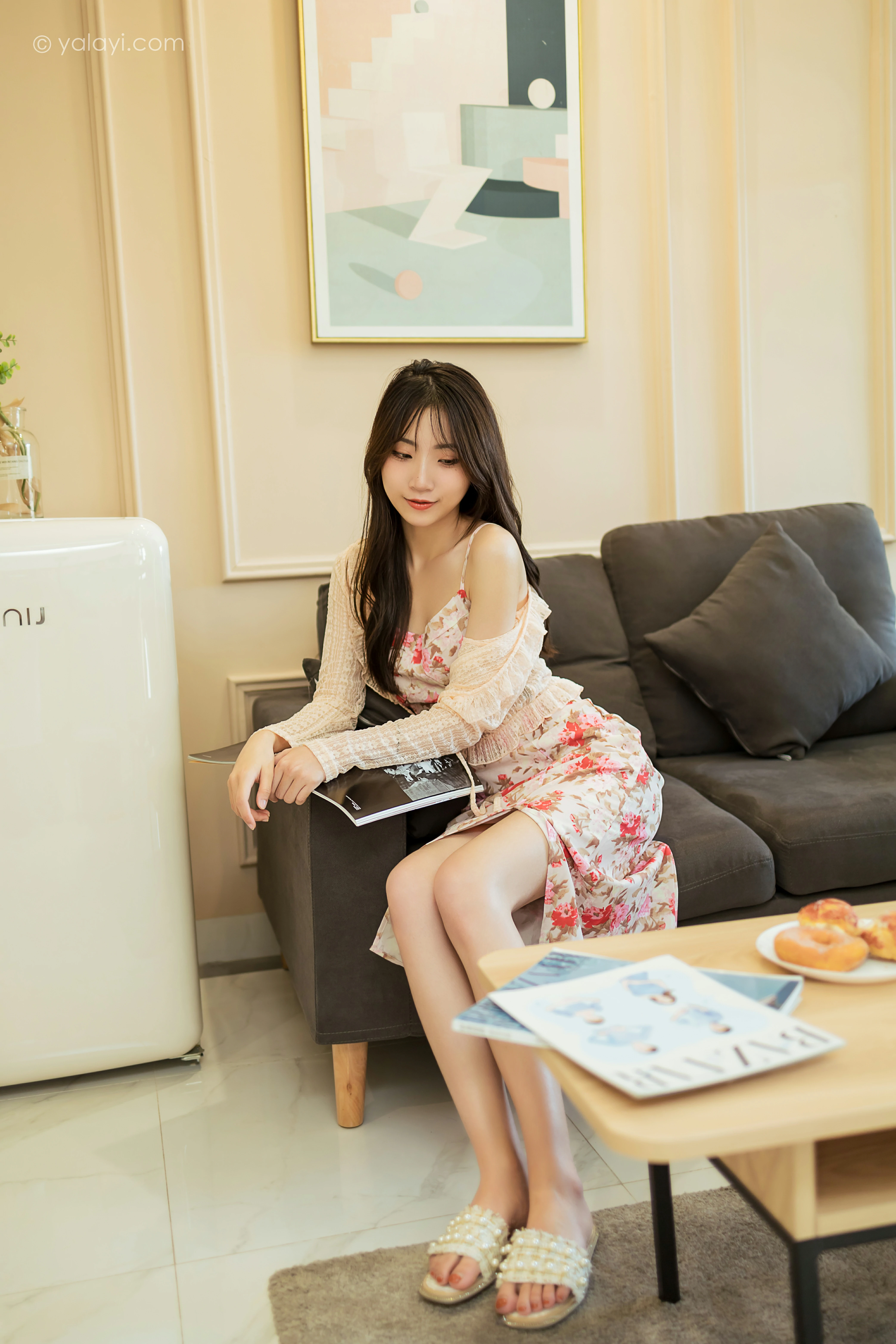 [YALAYI雅拉伊]NO.800 下午茶 小乔 白色镂空外套与粉色吊带连衣裙居家写真集第9张