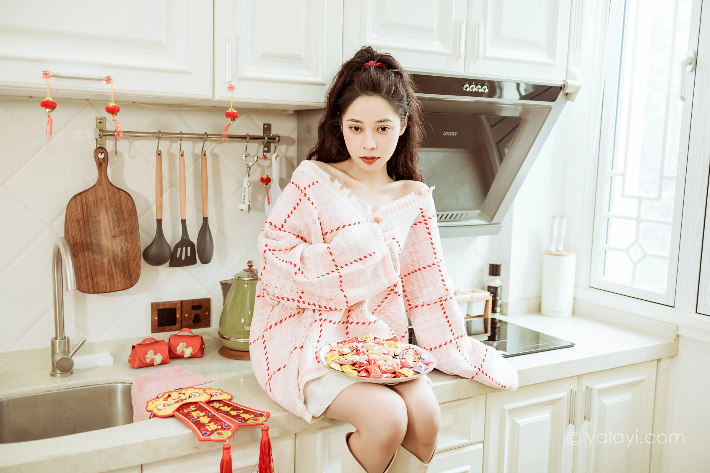[YALAYI雅拉伊]2022.01.28 新的一年 诗咏 粉色镂空毛衣加白色短裙居家写真集第10张