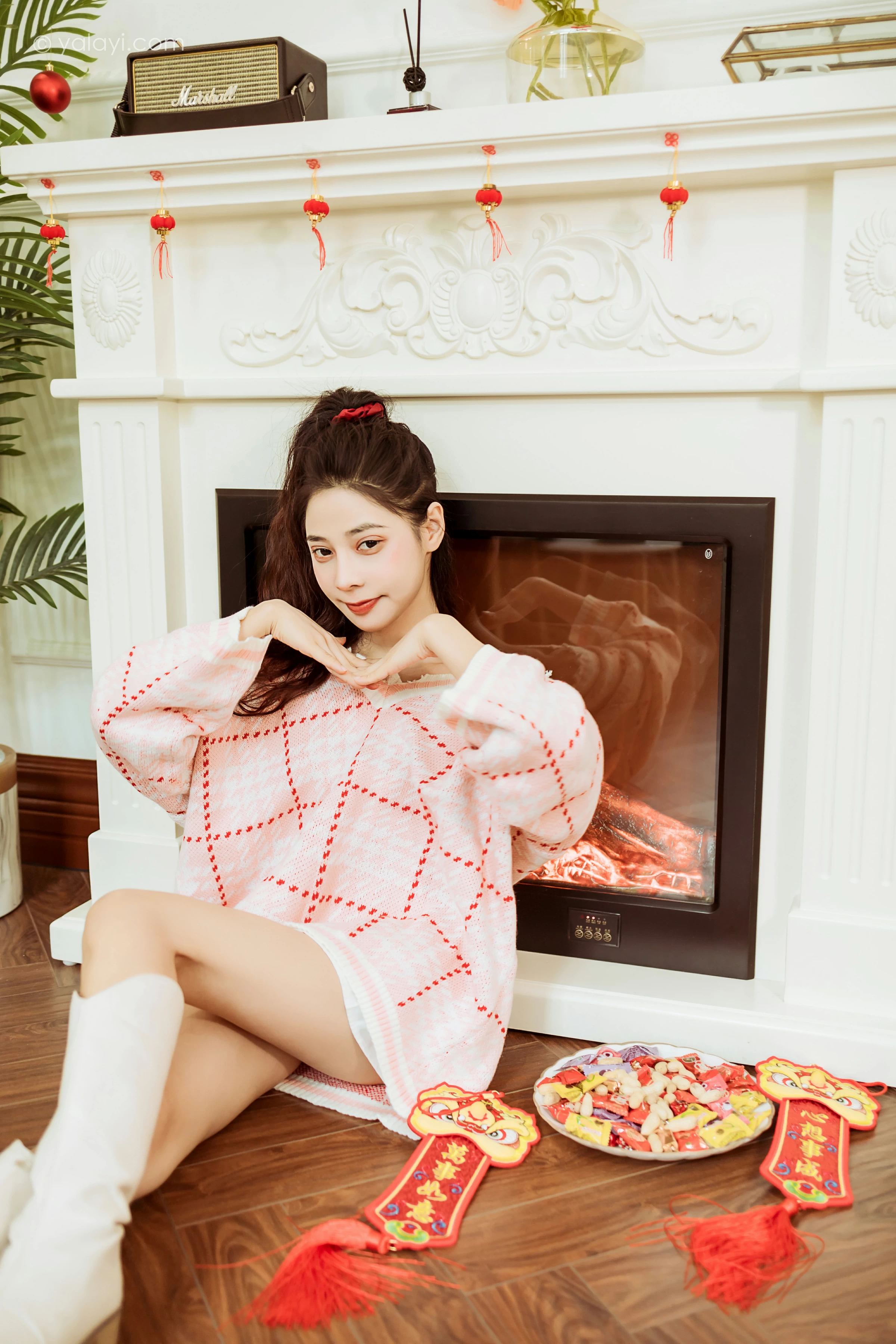 [YALAYI雅拉伊]2022.01.28 新的一年 诗咏 粉色镂空毛衣加白色短裙居家写真集第12张
