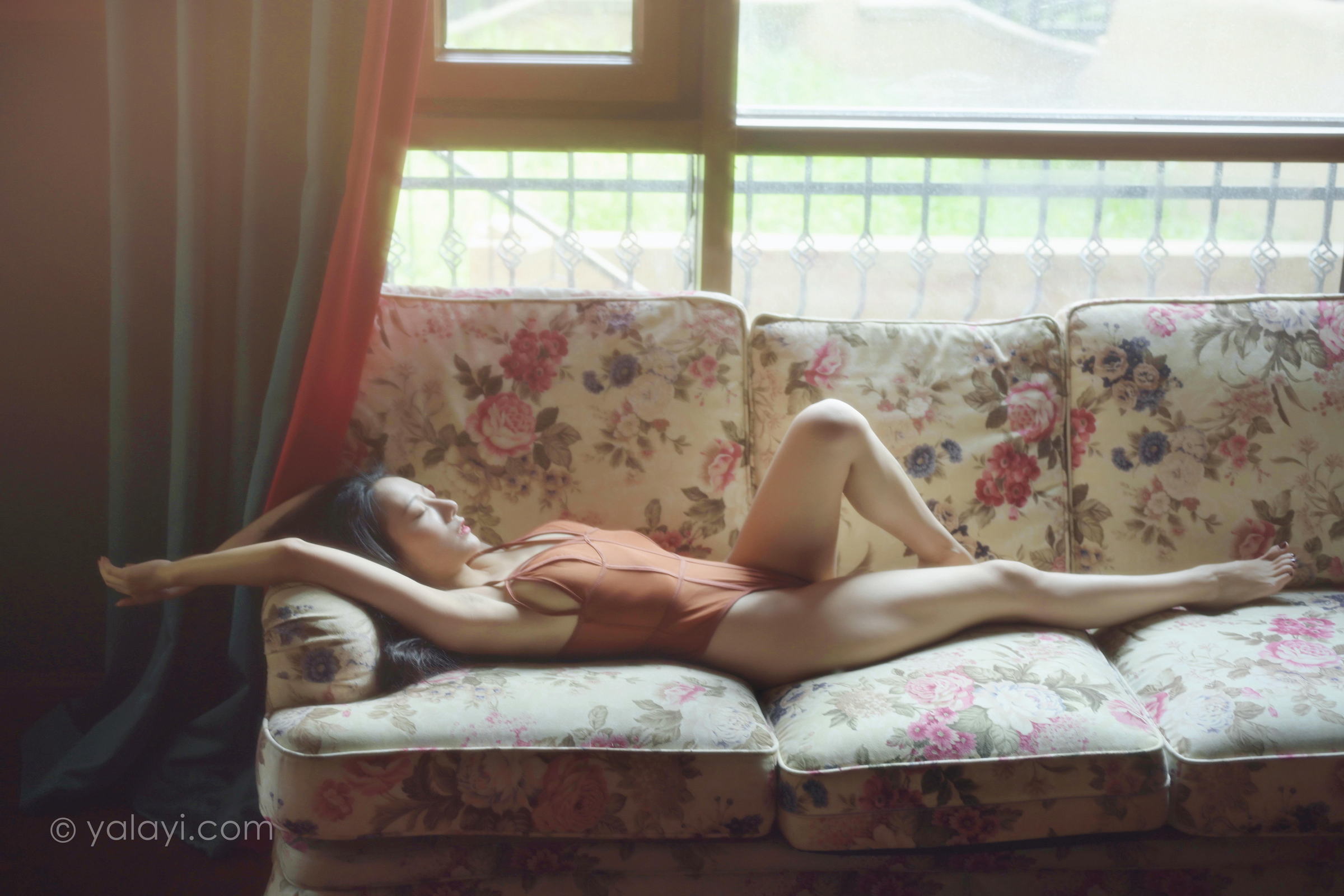 [YALAYI雅拉伊]2022.07.26 忆往昔 何嘉颖 橙色吊带连体内衣性感私房写真集第11张