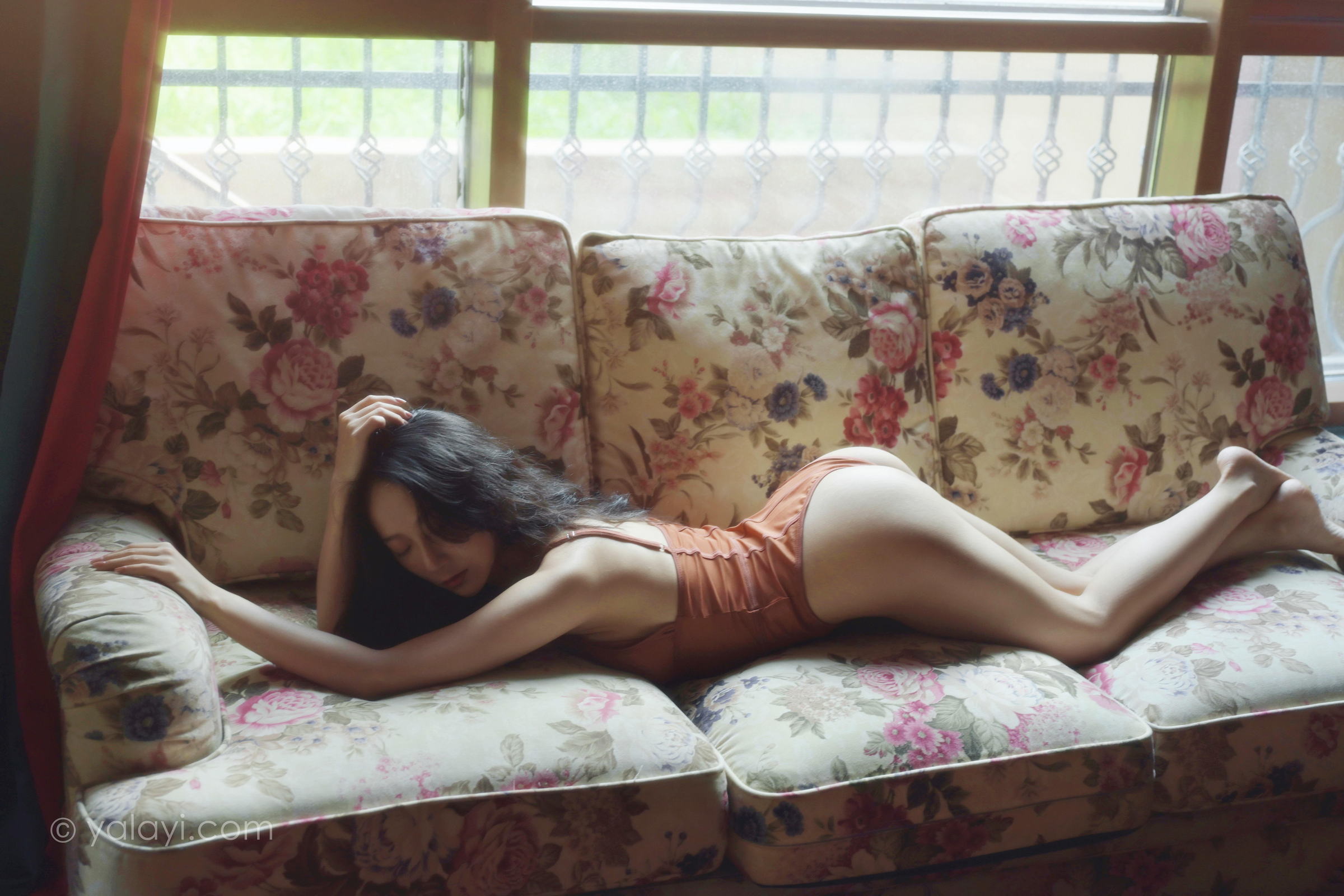 [YALAYI雅拉伊]2022.07.26 忆往昔 何嘉颖 橙色吊带连体内衣性感私房写真集第14张