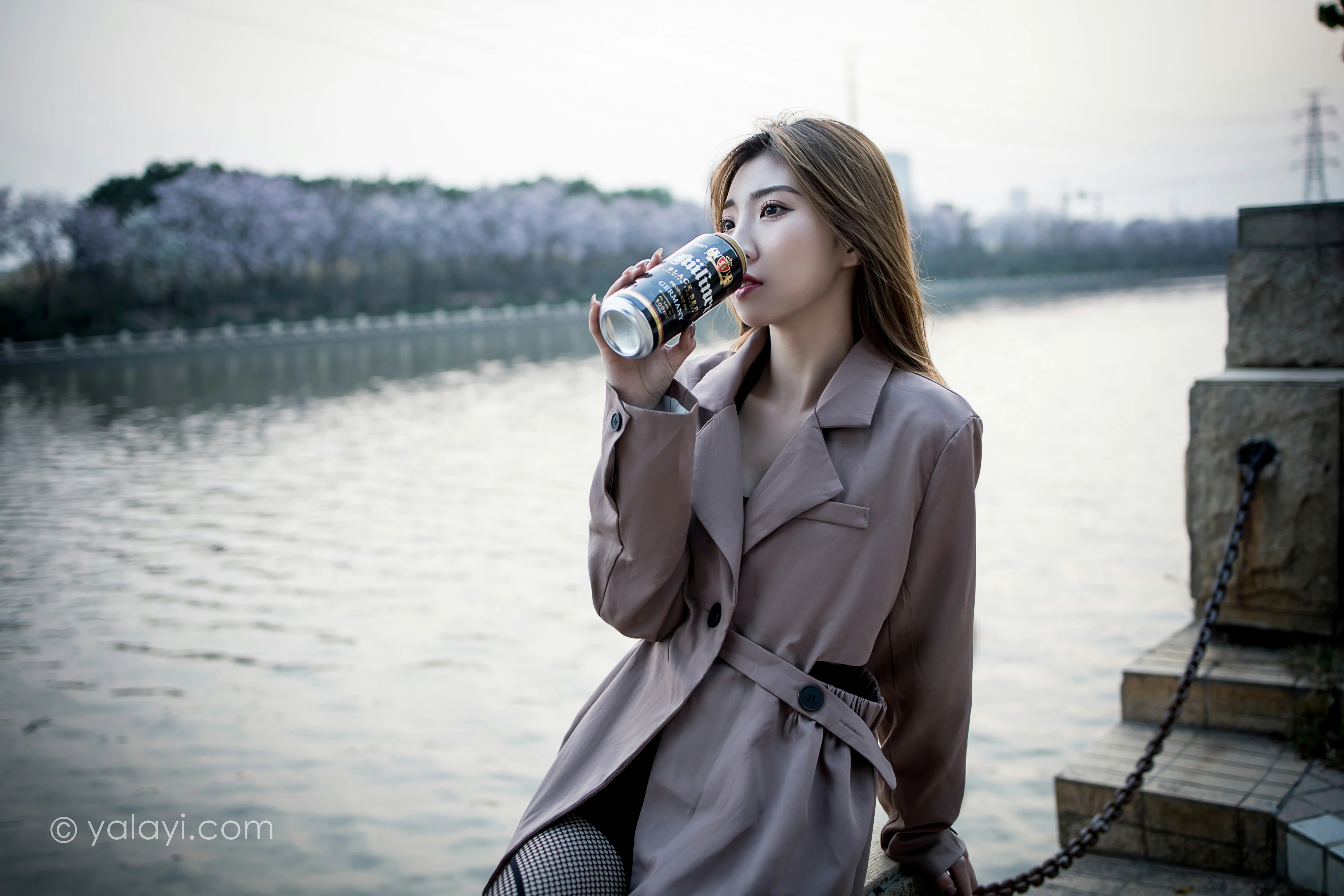 [YALAYI雅拉伊]NO.773 驶出伤城 小乔 粉色连身风衣加黑色情趣渔网袜性感写真集第6张