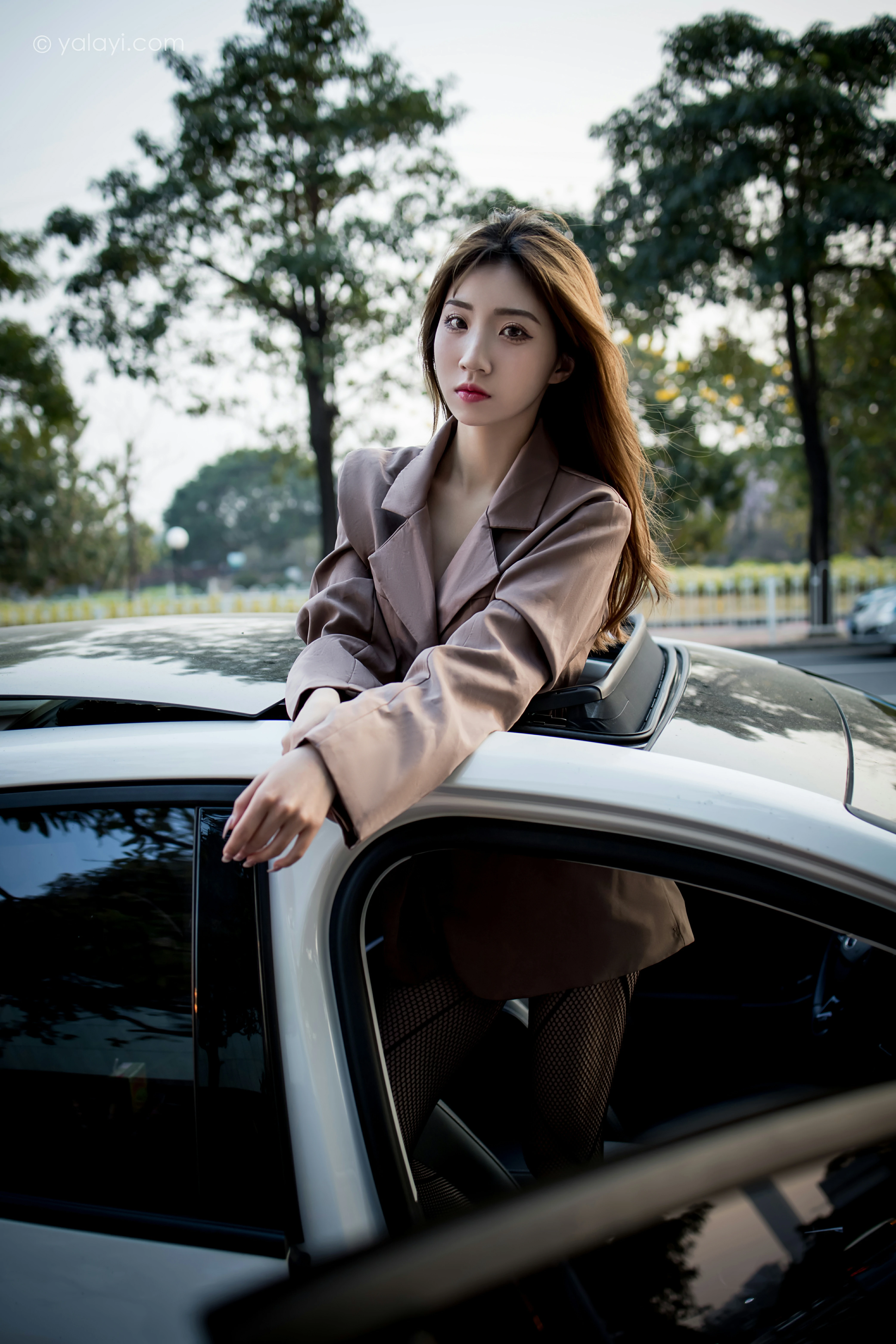 [YALAYI雅拉伊]NO.773 驶出伤城 小乔 粉色连身风衣加黑色情趣渔网袜性感写真集第14张