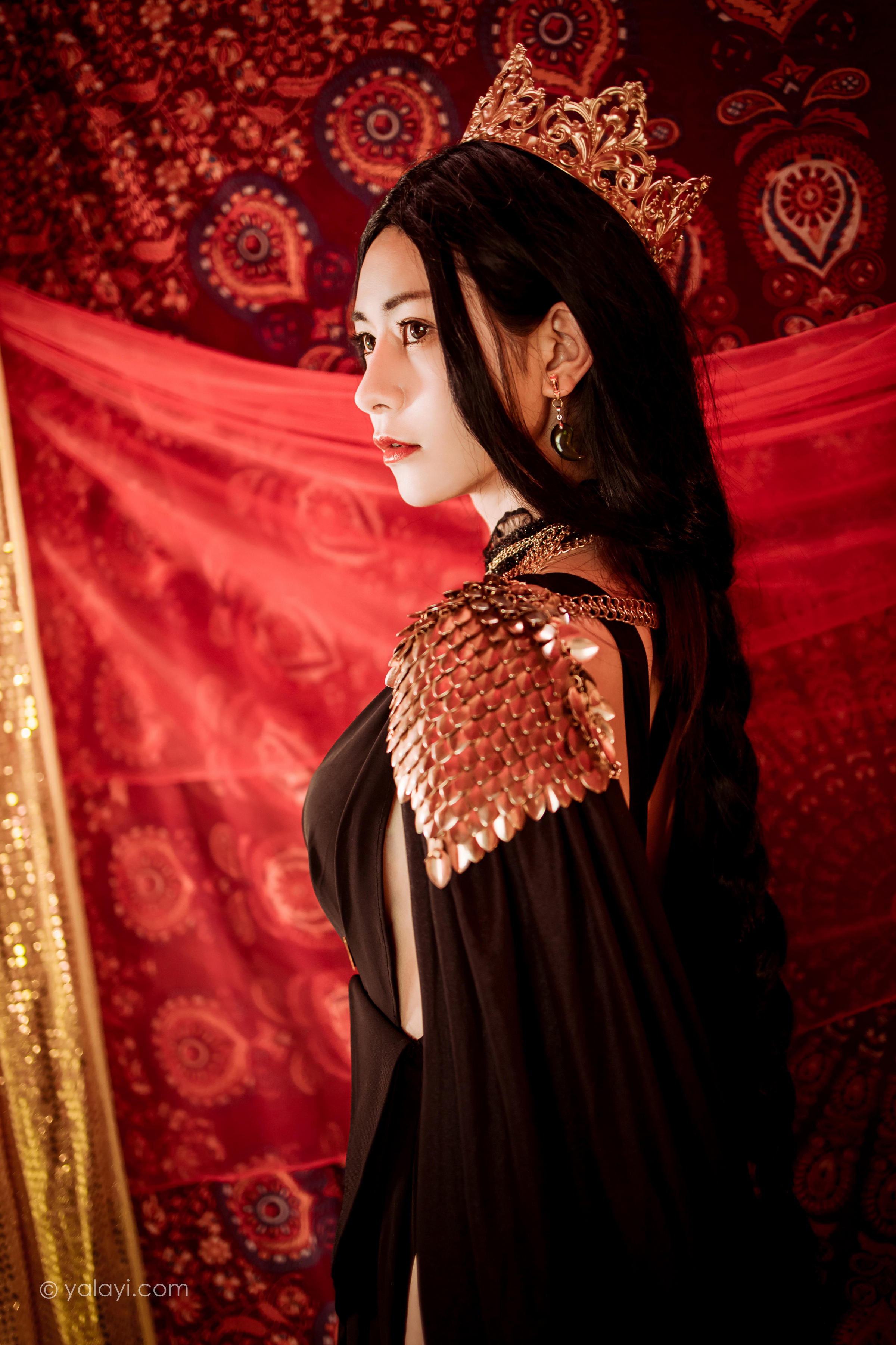 [YALAYI雅拉伊]2022.07.29 鬼刀公主 陈若冰 黑色披肩加黑色深V情趣礼服裙性感私房写真集第2张