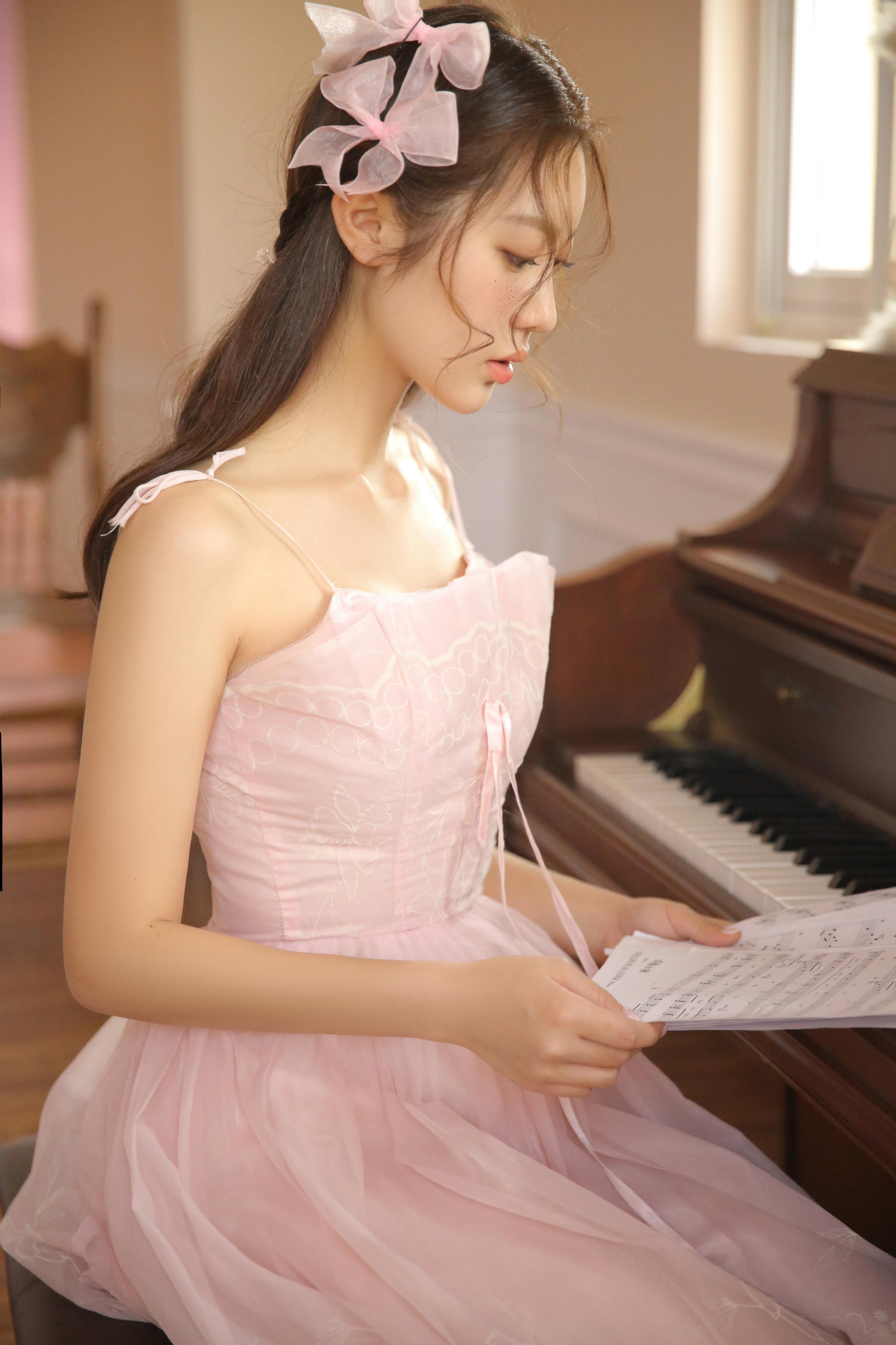 [YALAYI雅拉伊]2022.04.27 甜酷女生 粉色吊带连衣裙与白色和服清纯写真集第11张