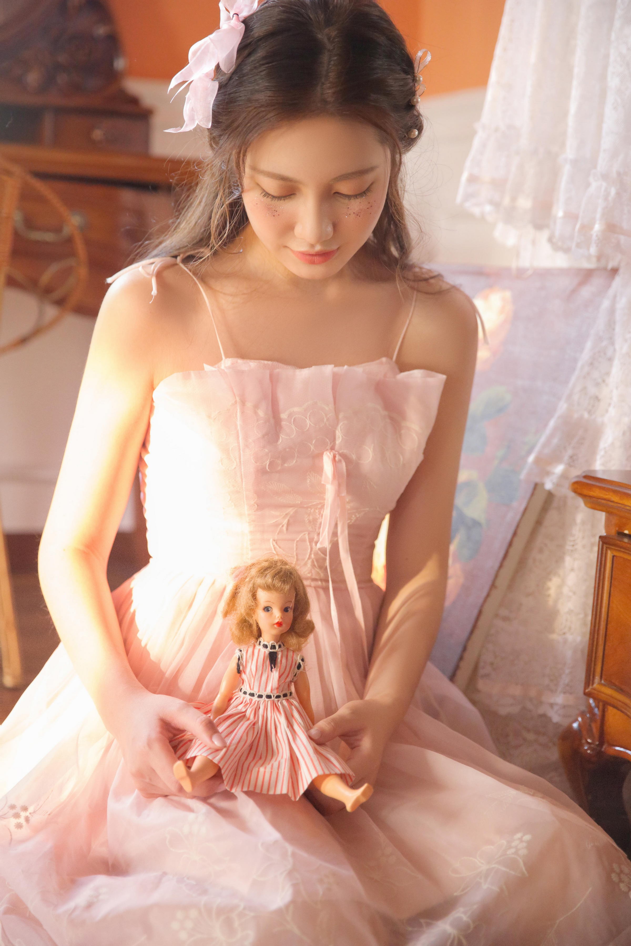 [YALAYI雅拉伊]2022.04.27 甜酷女生 粉色吊带连衣裙与白色和服清纯写真集第12张