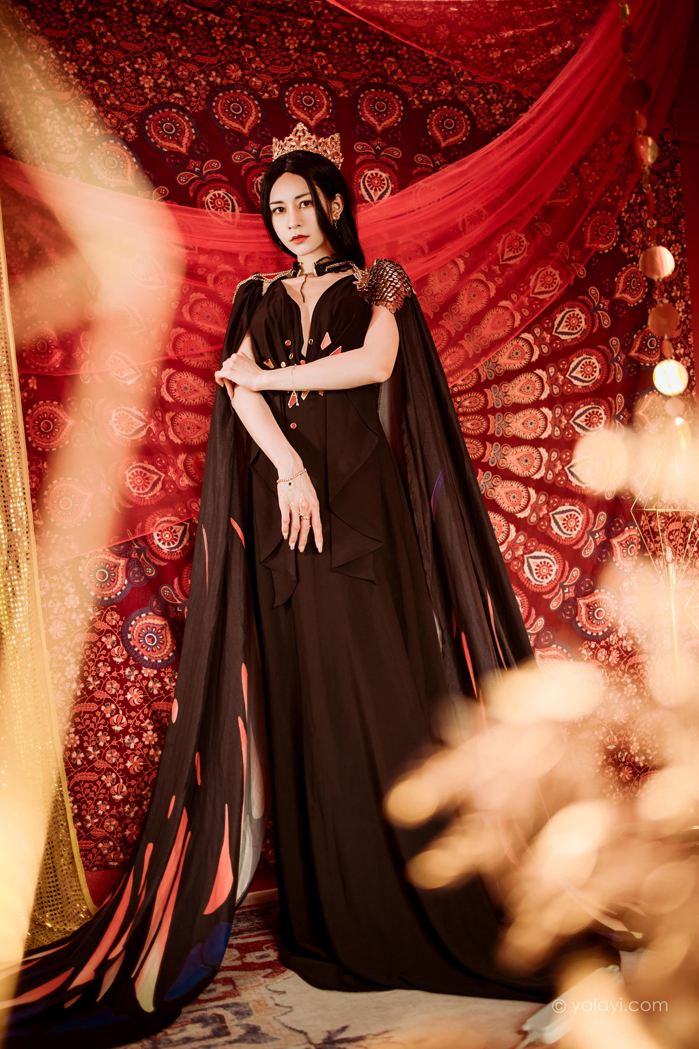 [YALAYI雅拉伊]2022.07.29 鬼刀公主 陈若冰 黑色披肩加黑色深V情趣礼服裙性感私房写真集第2张