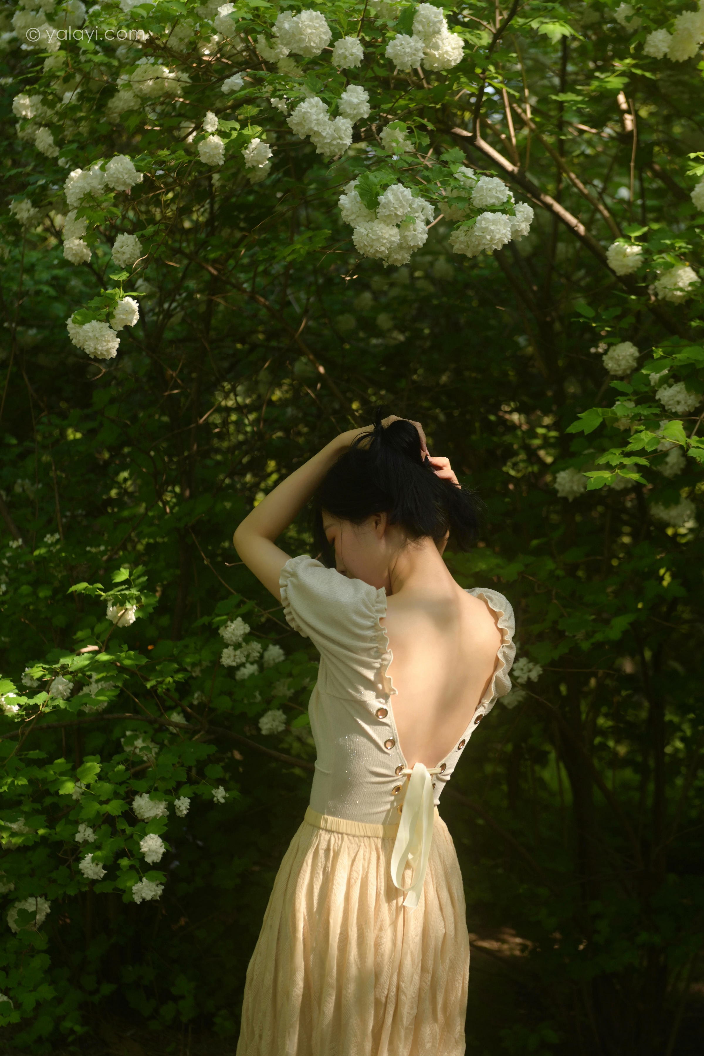 [YALAYI雅拉伊]2022.06.15 气息 佳佳 白色裸背短袖加黄色长裙清纯写真集第5张