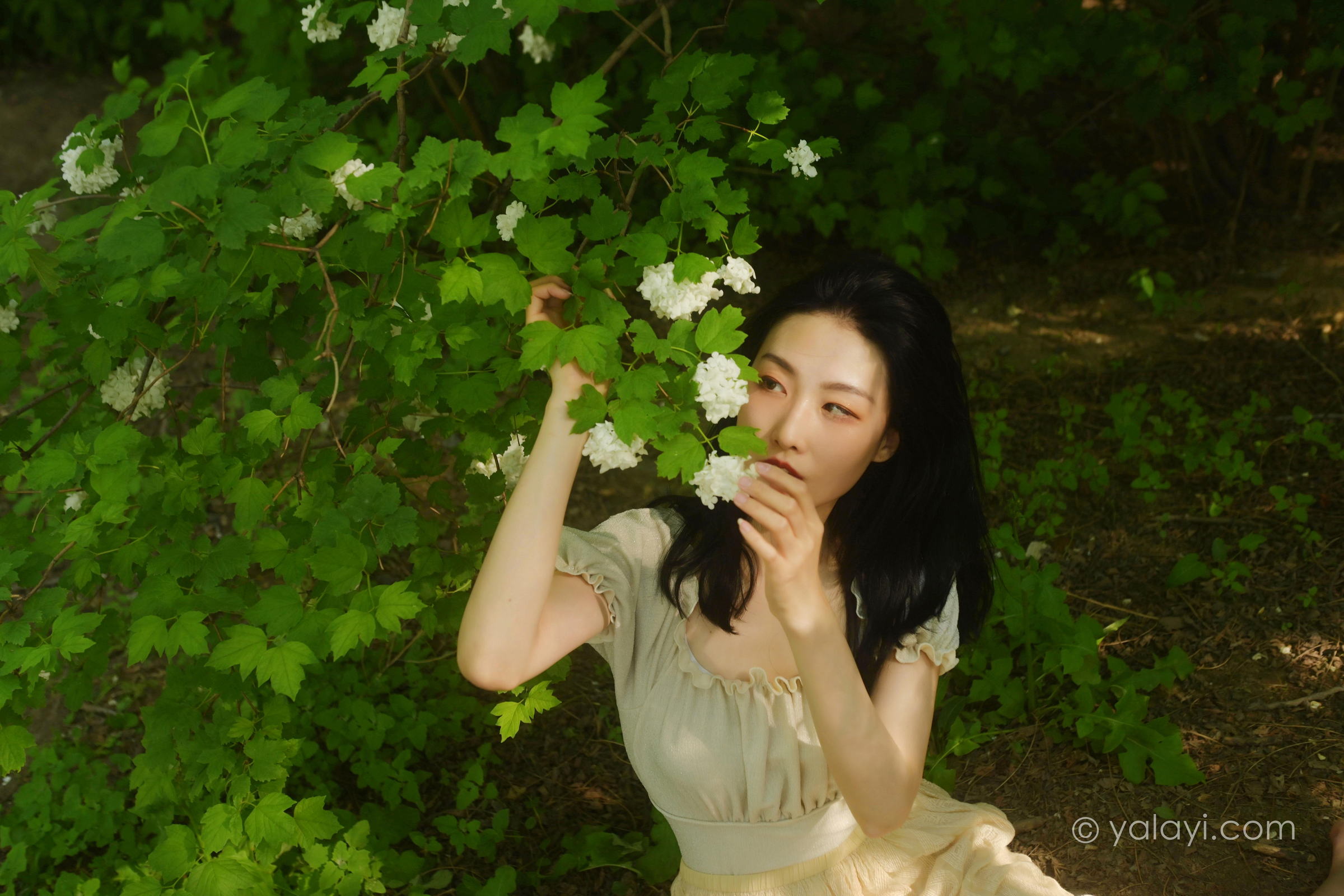 [YALAYI雅拉伊]2022.06.15 气息 佳佳 白色裸背短袖加黄色长裙清纯写真集第9张