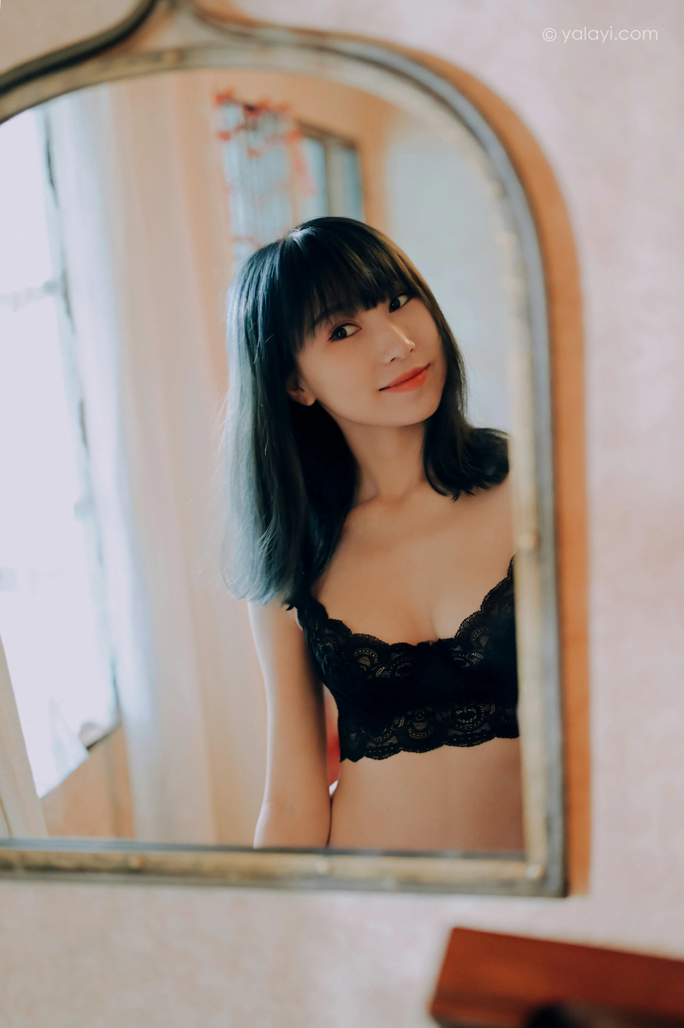 [YALAYI雅拉伊]NO.662 《窗内心语》 田也 黑色蕾丝内衣居家性感私房写真集第5张